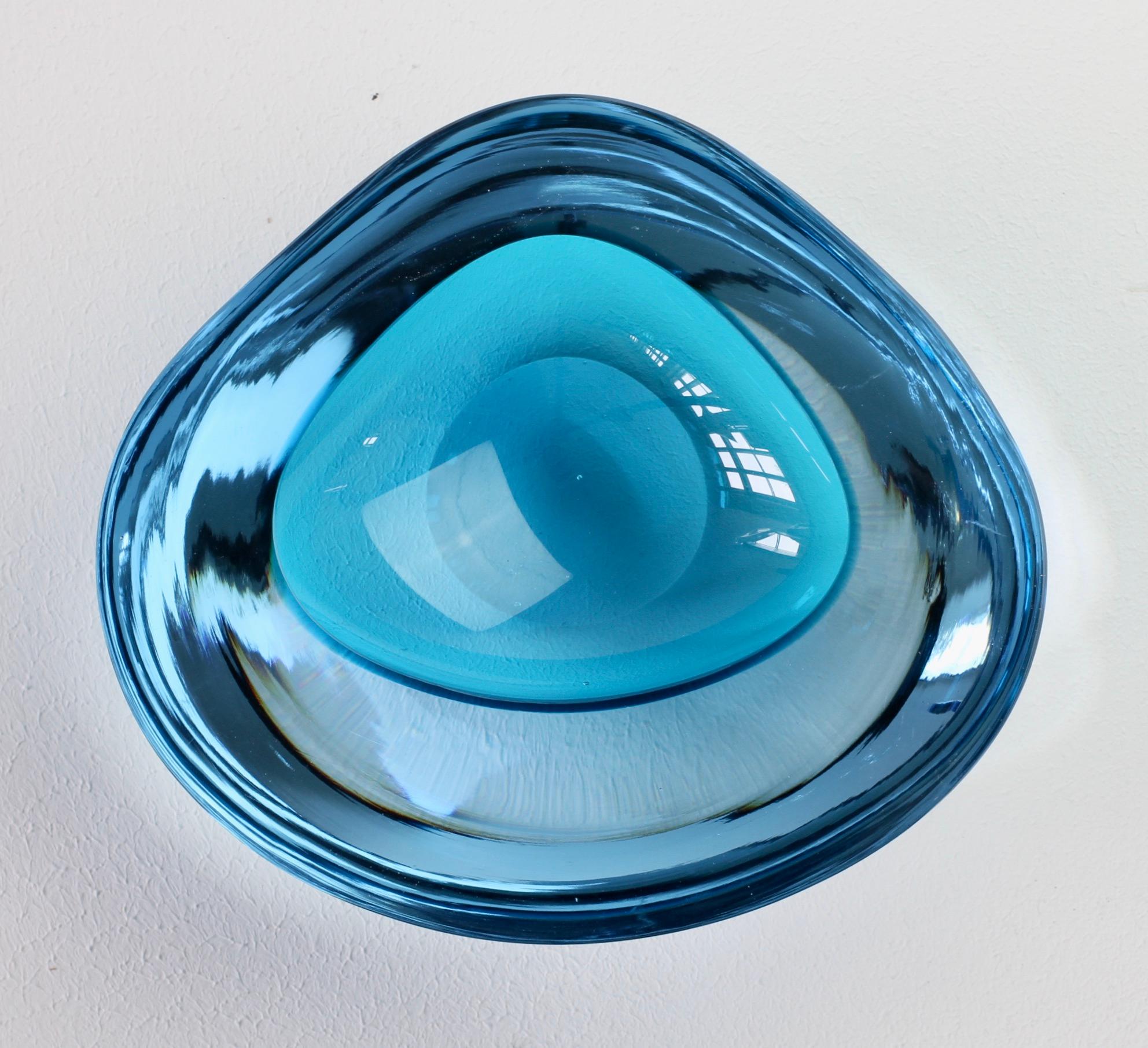 Grand bol:: plat:: cendrier en verre de Murano Sommerso bleu asymétrique italien Cenedese en vente 13