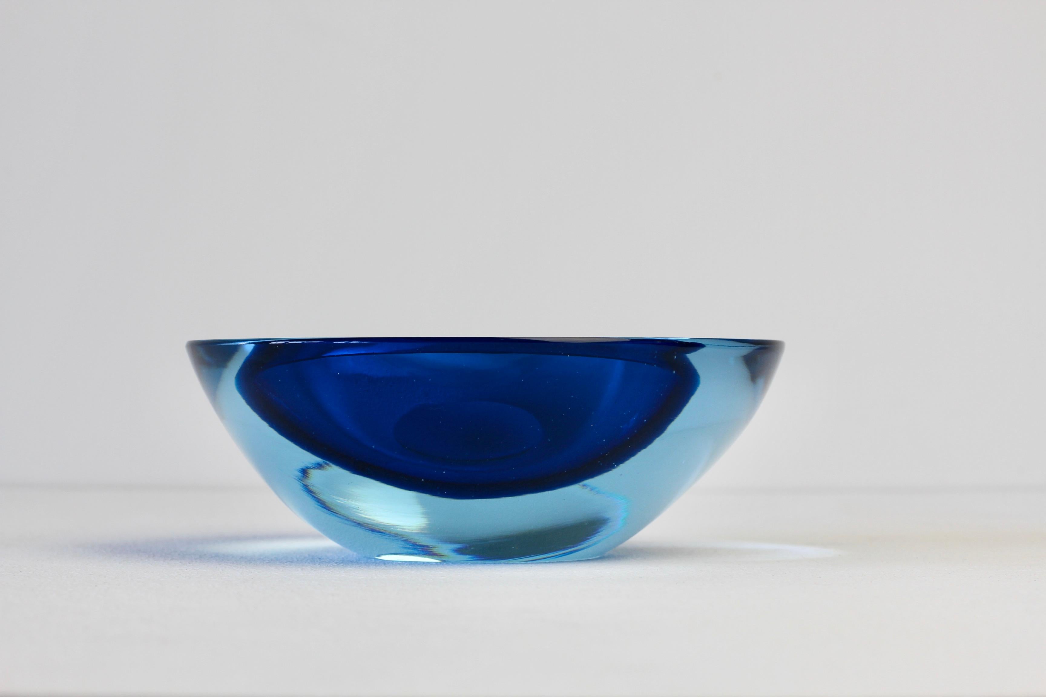 Antonio da Ros (zugeschrieben) für Cenedese große und schwere italienische Muranoglasschale, Servierteller oder Aschenbecher, ca. 1965-1975. Dieses große, schwere Glasstück in Sommerso-Technik weist ein asymmetrisches Design aus blauem und