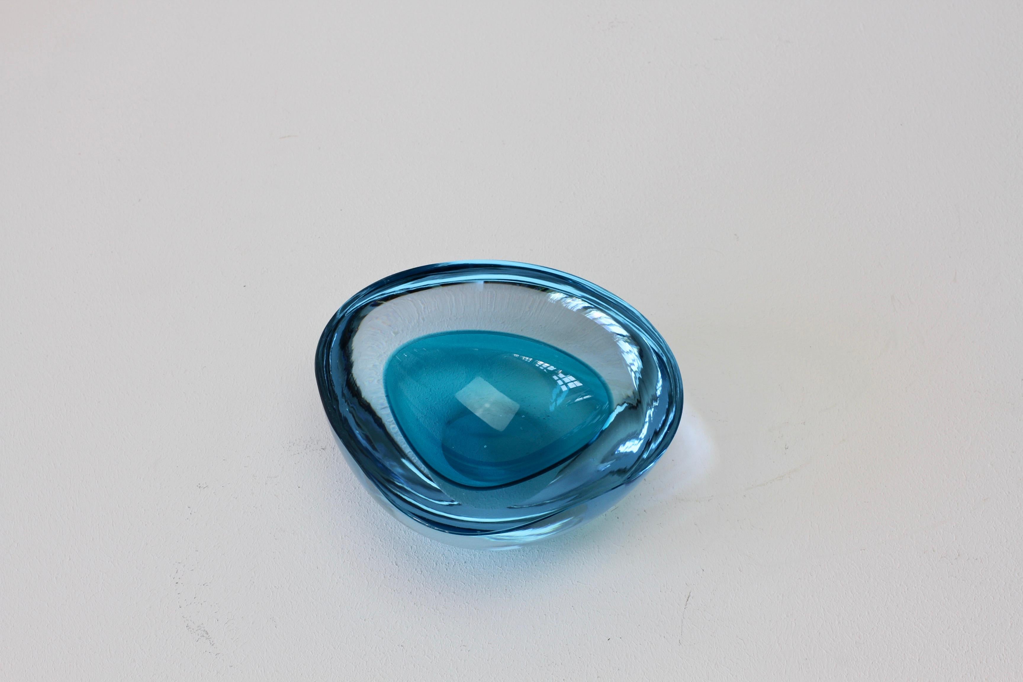Antonio da Ros (attributed) for Cenedese large and heavy vintage Italian Murano glass bowl, serving dish or ashtray, circa 1965-1975. Utilizing the Sommerso technique this large, heavy piece of glass features an asymmetric design of blue over light