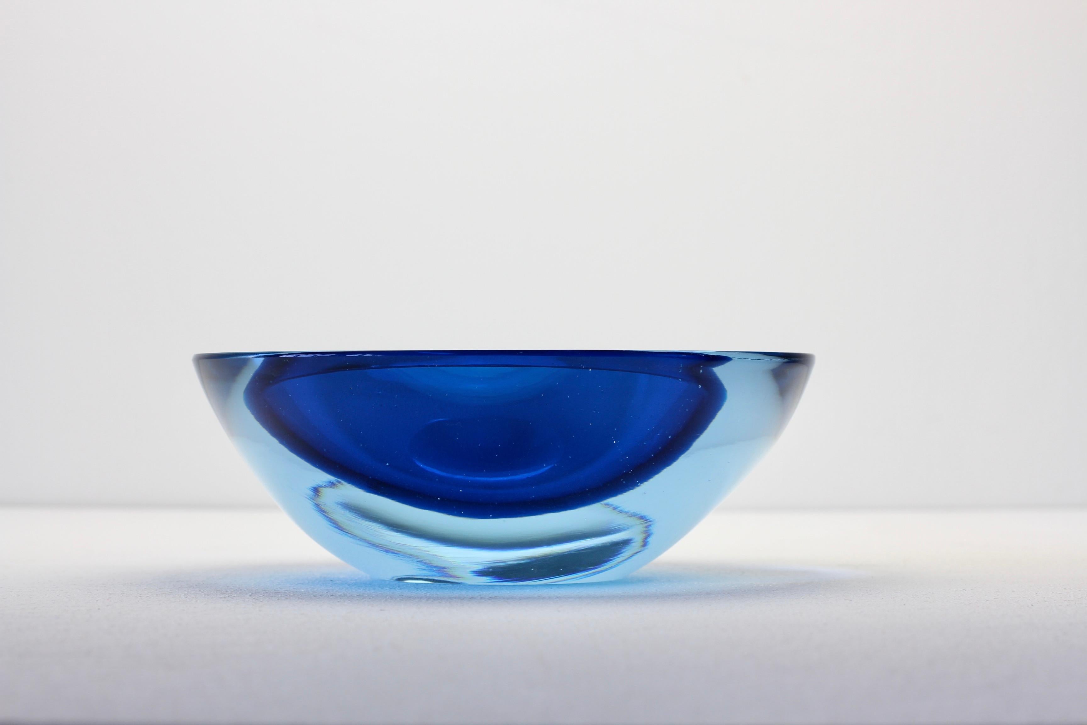 Gran cuenco, plato o cenicero de cristal de Murano Sommerso azul asimétrico italiano de Cenedese Moderno de mediados de siglo en venta