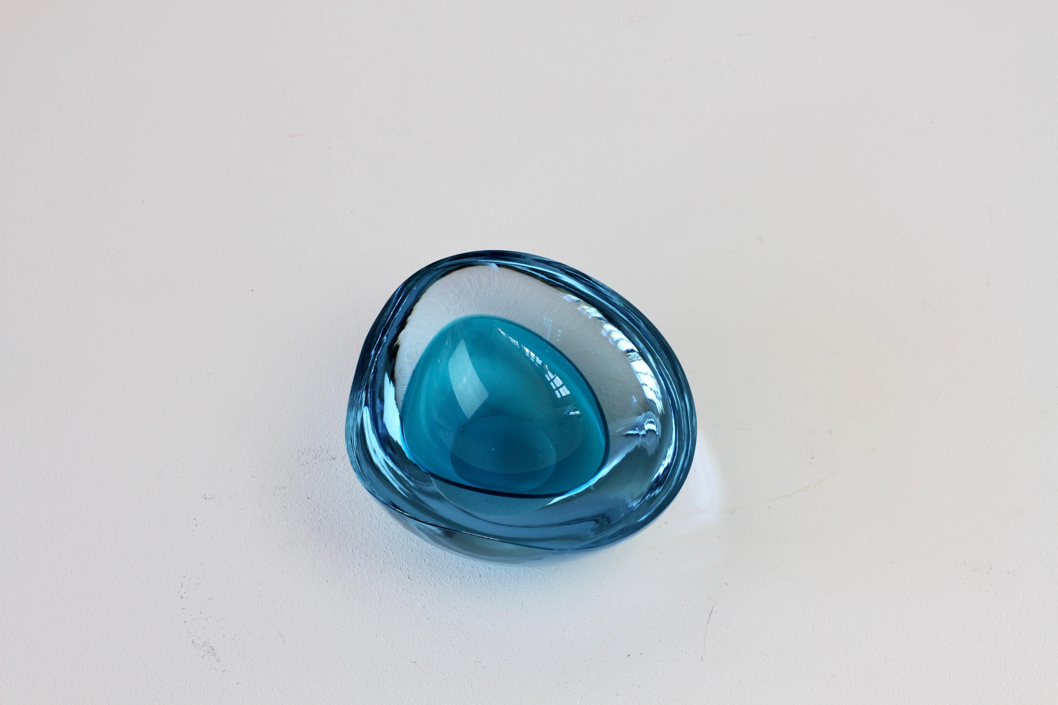 Mid-Century Modern Grand bol:: plat:: cendrier en verre de Murano Sommerso bleu asymétrique italien Cenedese en vente
