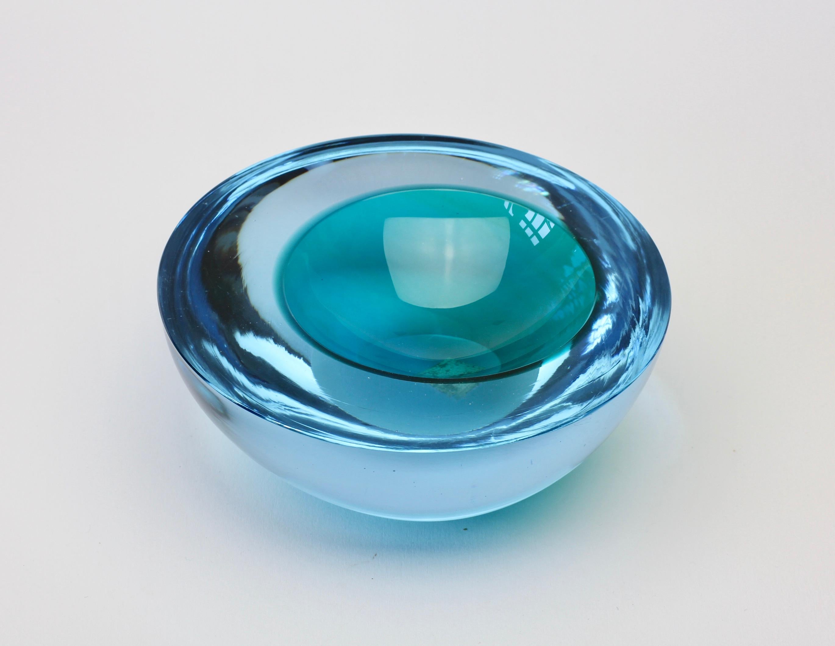 Mid-Century Modern Grand bol, plat, cendrier en verre Murano Glass Sommerso bleu asymétrique italien de Cenedese en vente