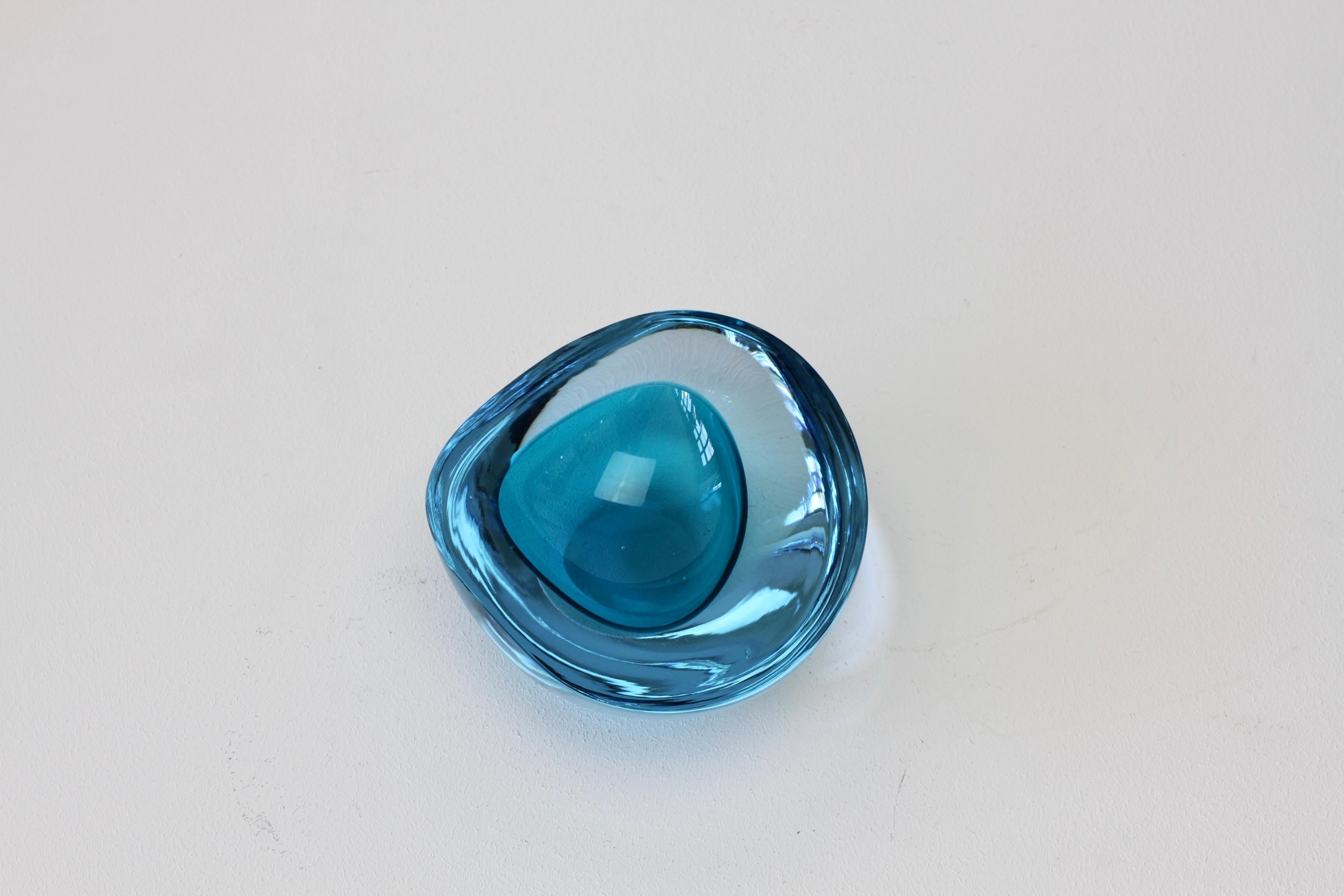 Grand bol:: plat:: cendrier en verre de Murano Sommerso bleu asymétrique italien Cenedese Excellent état - En vente à Landau an der Isar, Bayern
