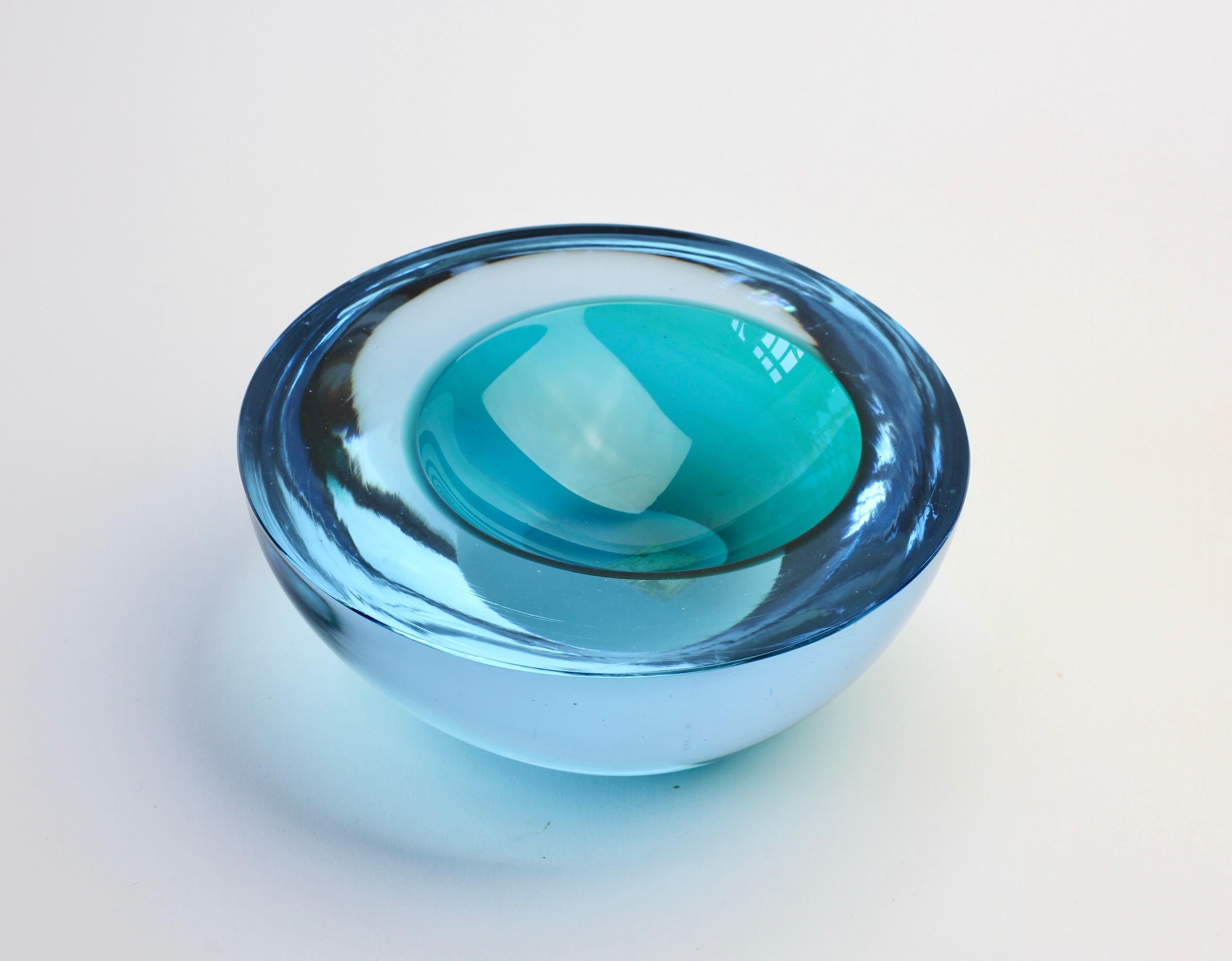 Grand bol, plat, cendrier en verre Murano Glass Sommerso bleu asymétrique italien de Cenedese Excellent état - En vente à Landau an der Isar, Bayern