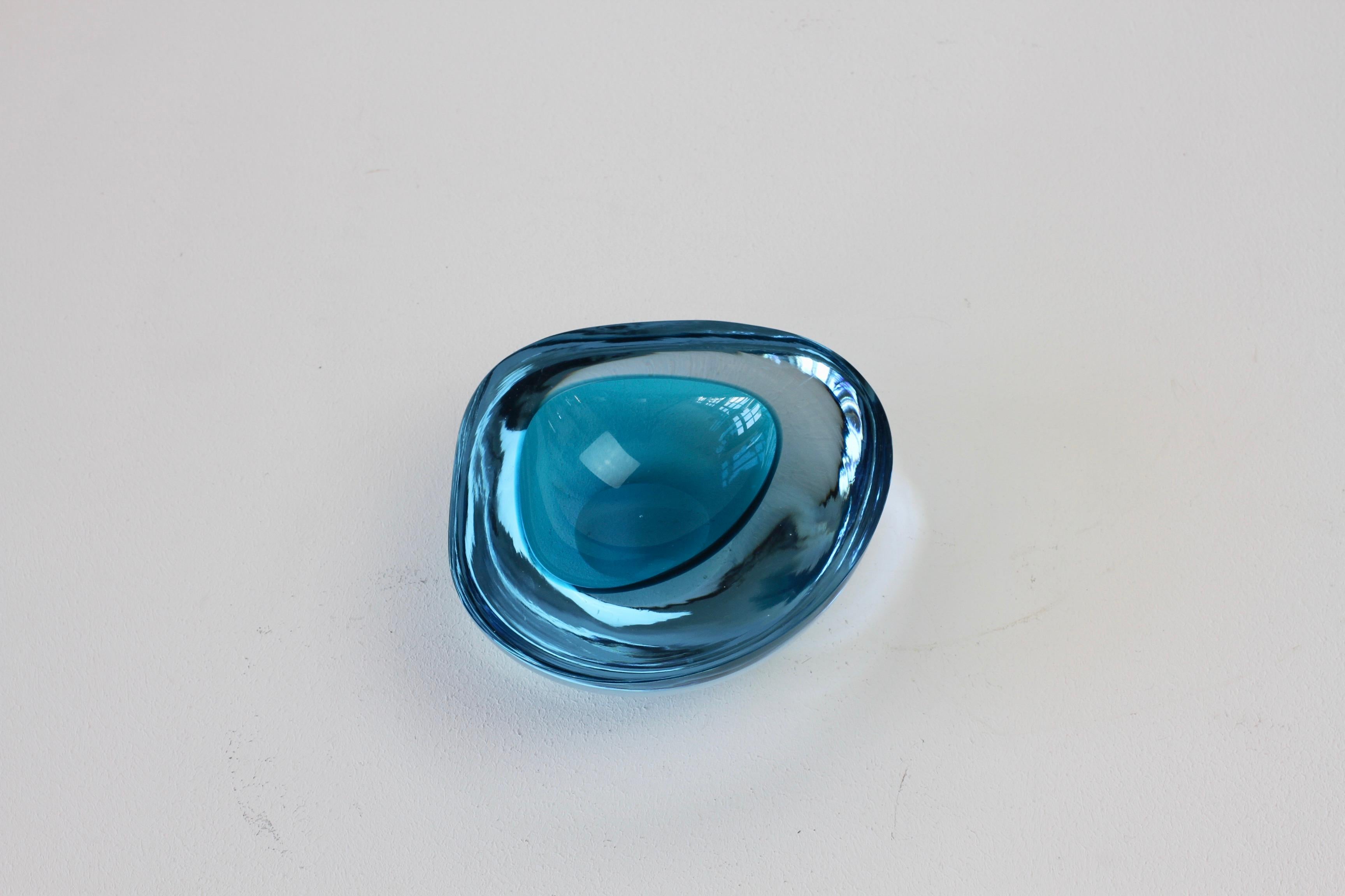 Große Cenedese Italienische Asymmetrische Blaue Sommerso Murano Glas Schale:: Schüssel:: Aschenbecher (20. Jahrhundert) im Angebot