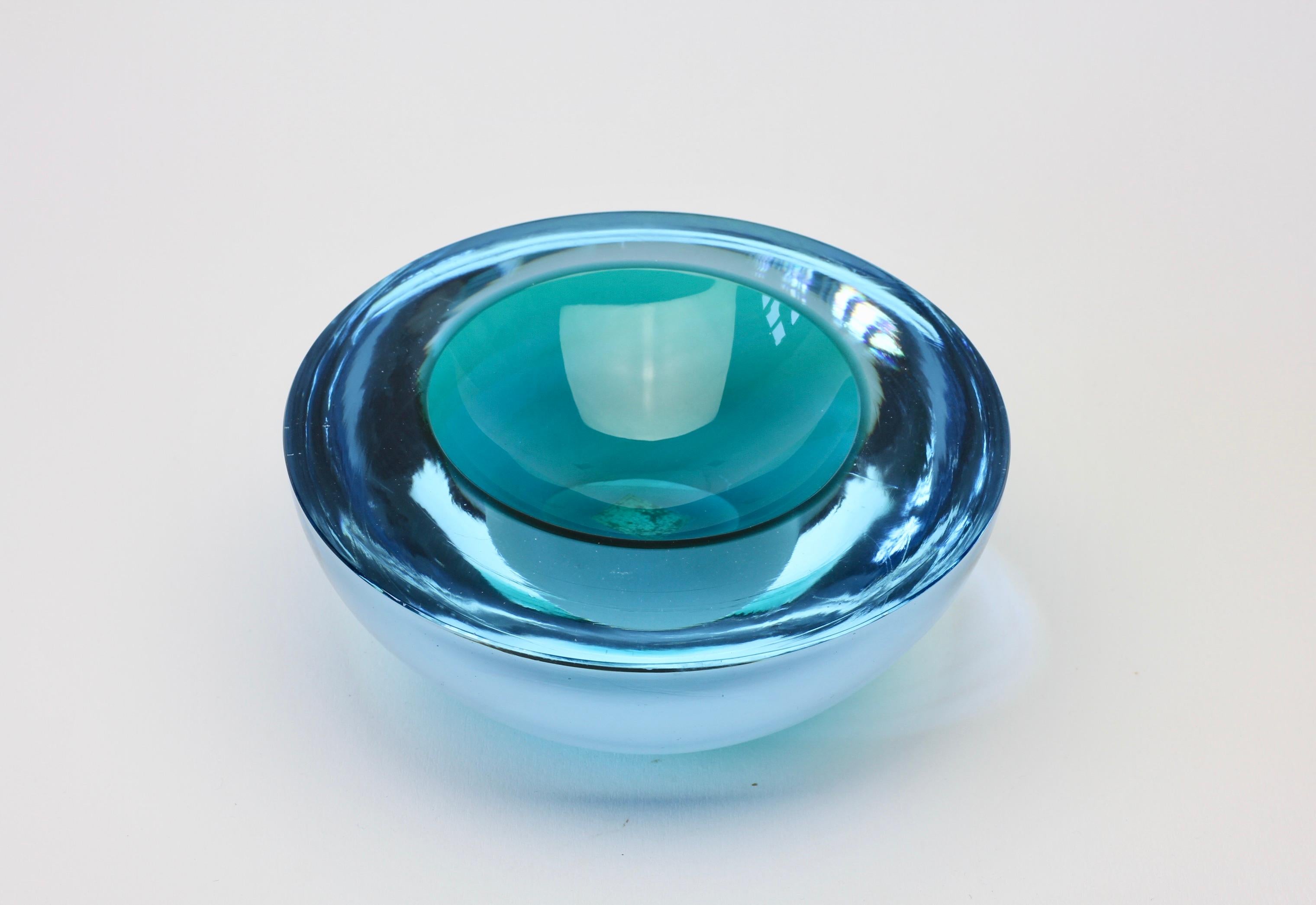 20ième siècle Grand bol, plat, cendrier en verre Murano Glass Sommerso bleu asymétrique italien de Cenedese en vente