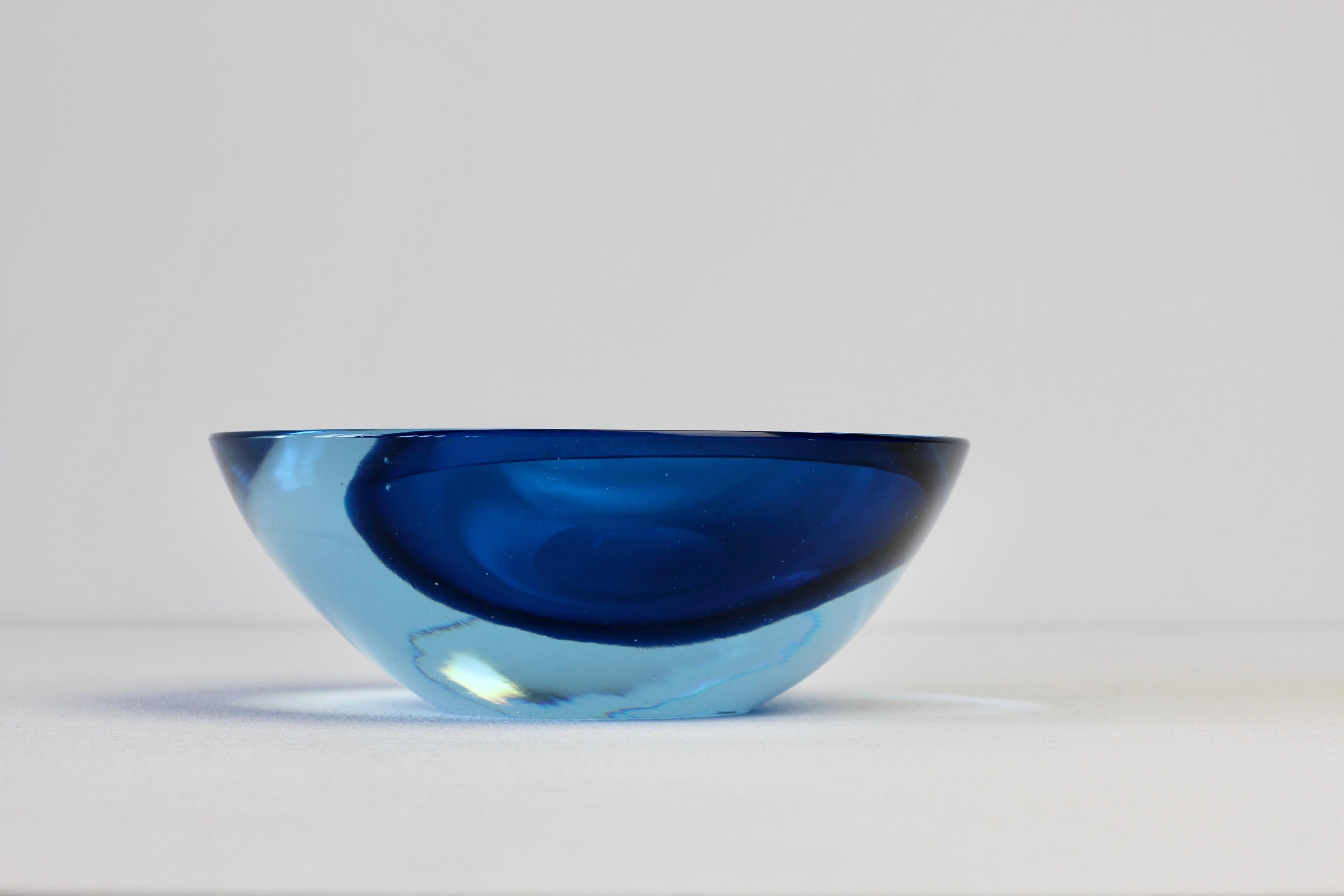 Gran cuenco, plato o cenicero de cristal de Murano Sommerso azul asimétrico italiano de Cenedese siglo XX en venta