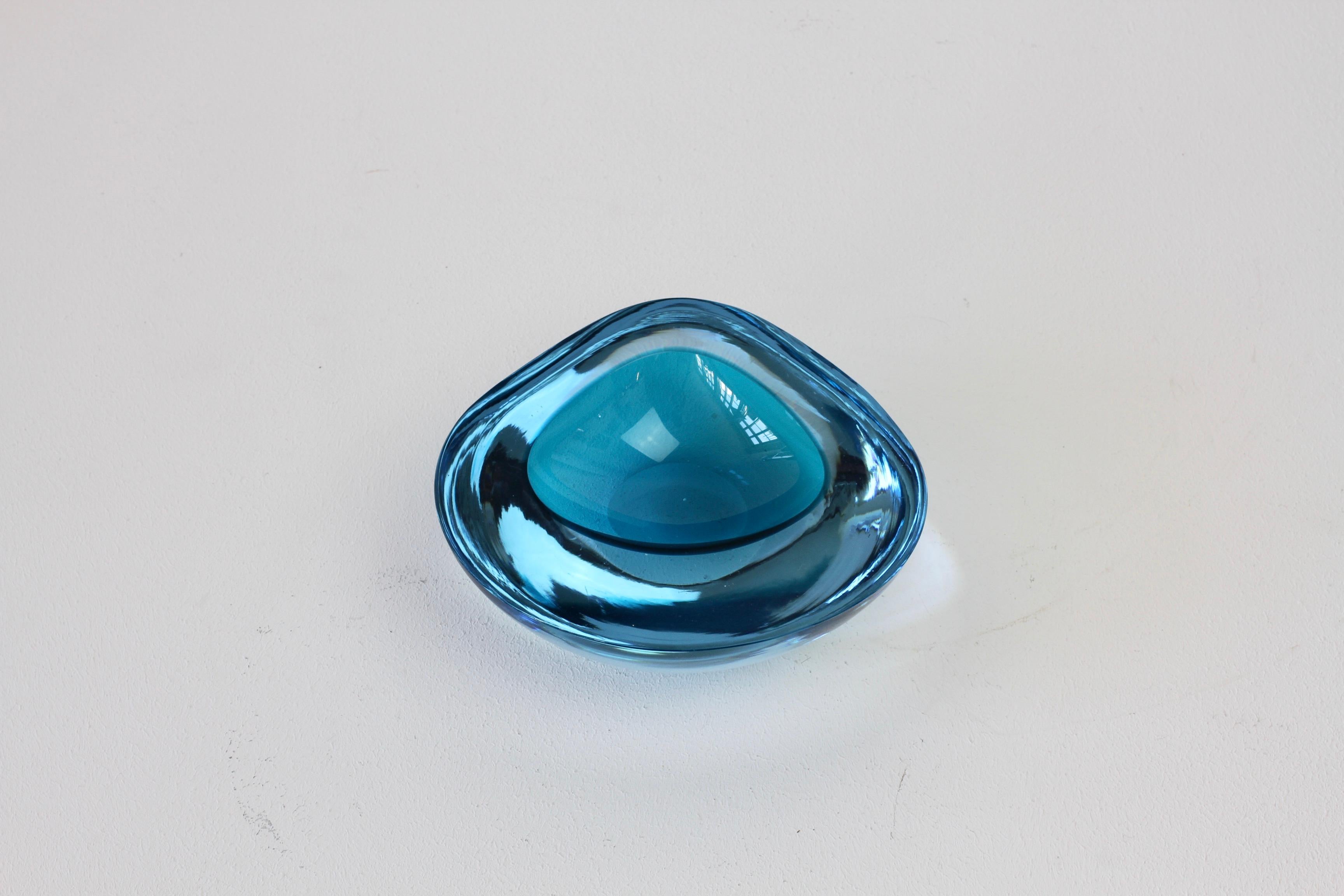 Verre brun Grand bol:: plat:: cendrier en verre de Murano Sommerso bleu asymétrique italien Cenedese en vente