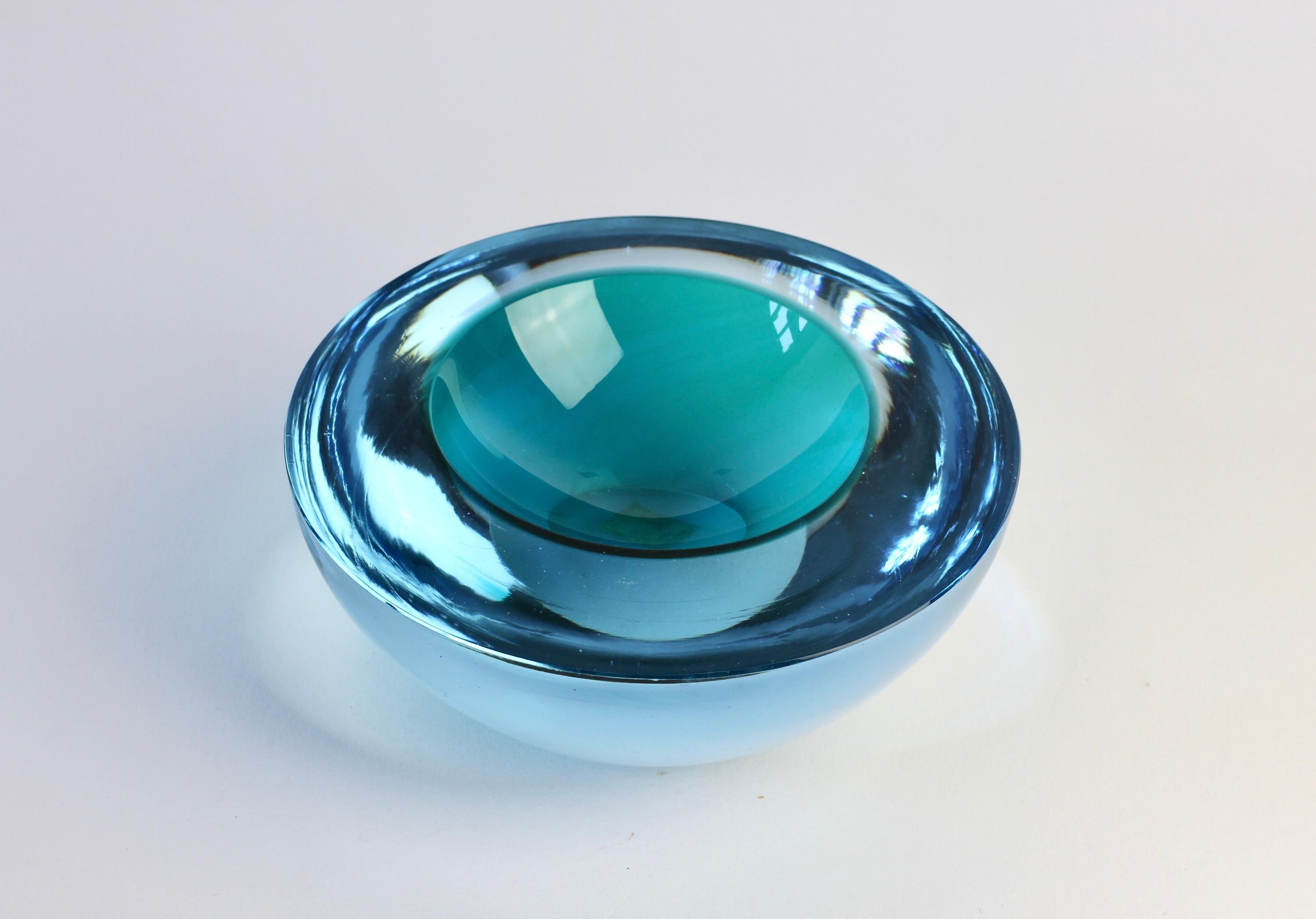 Verre brun Grand bol, plat, cendrier en verre Murano Glass Sommerso bleu asymétrique italien de Cenedese en vente