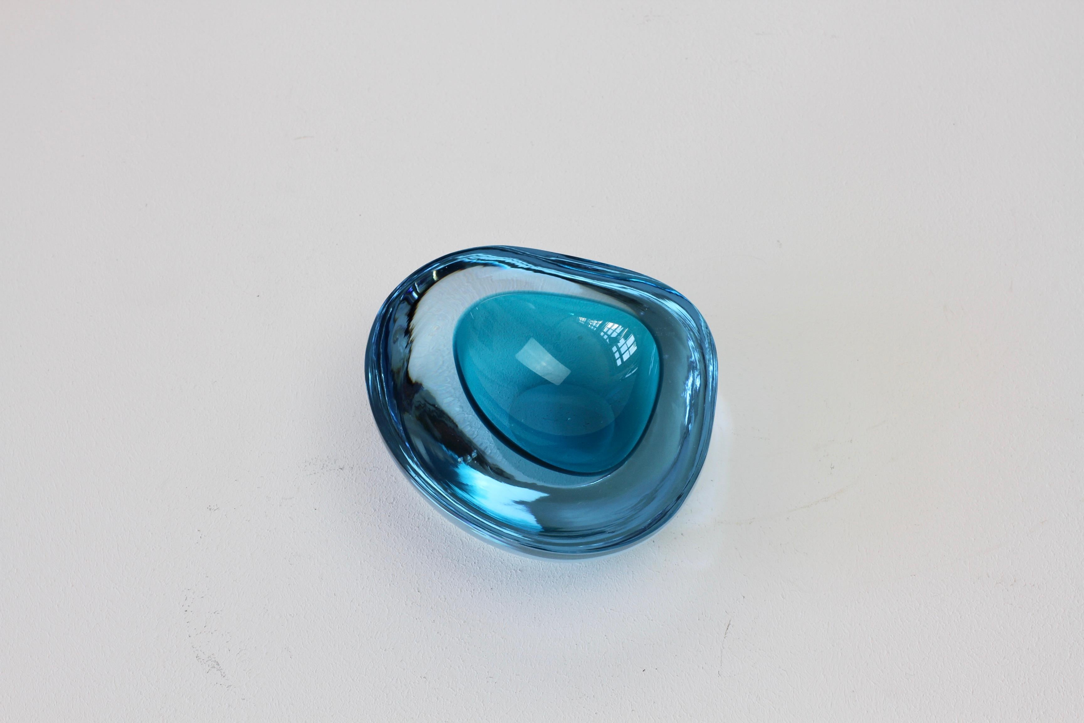 Grand bol:: plat:: cendrier en verre de Murano Sommerso bleu asymétrique italien Cenedese en vente 1