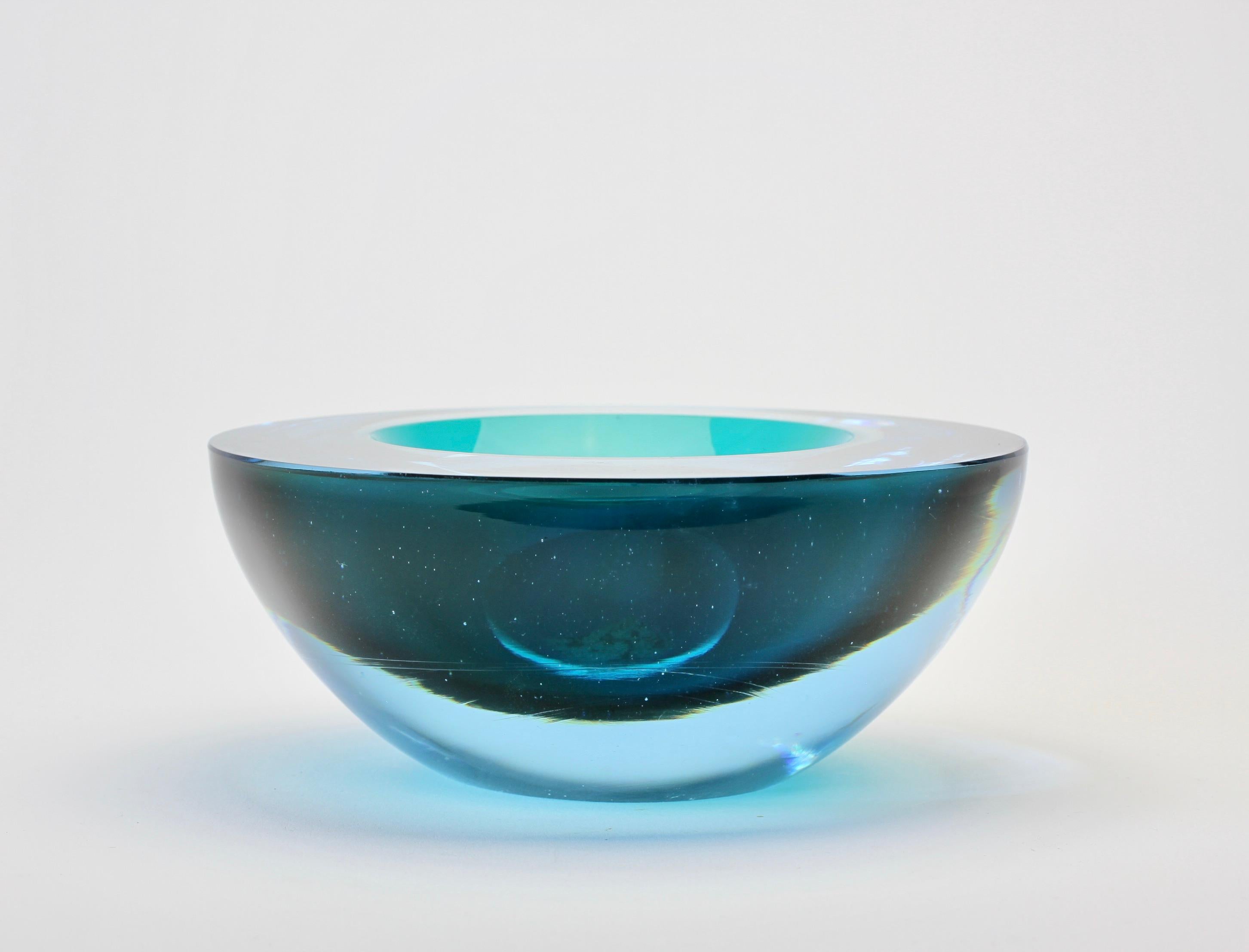 Grand bol, plat, cendrier en verre Murano Glass Sommerso bleu asymétrique italien de Cenedese en vente 1