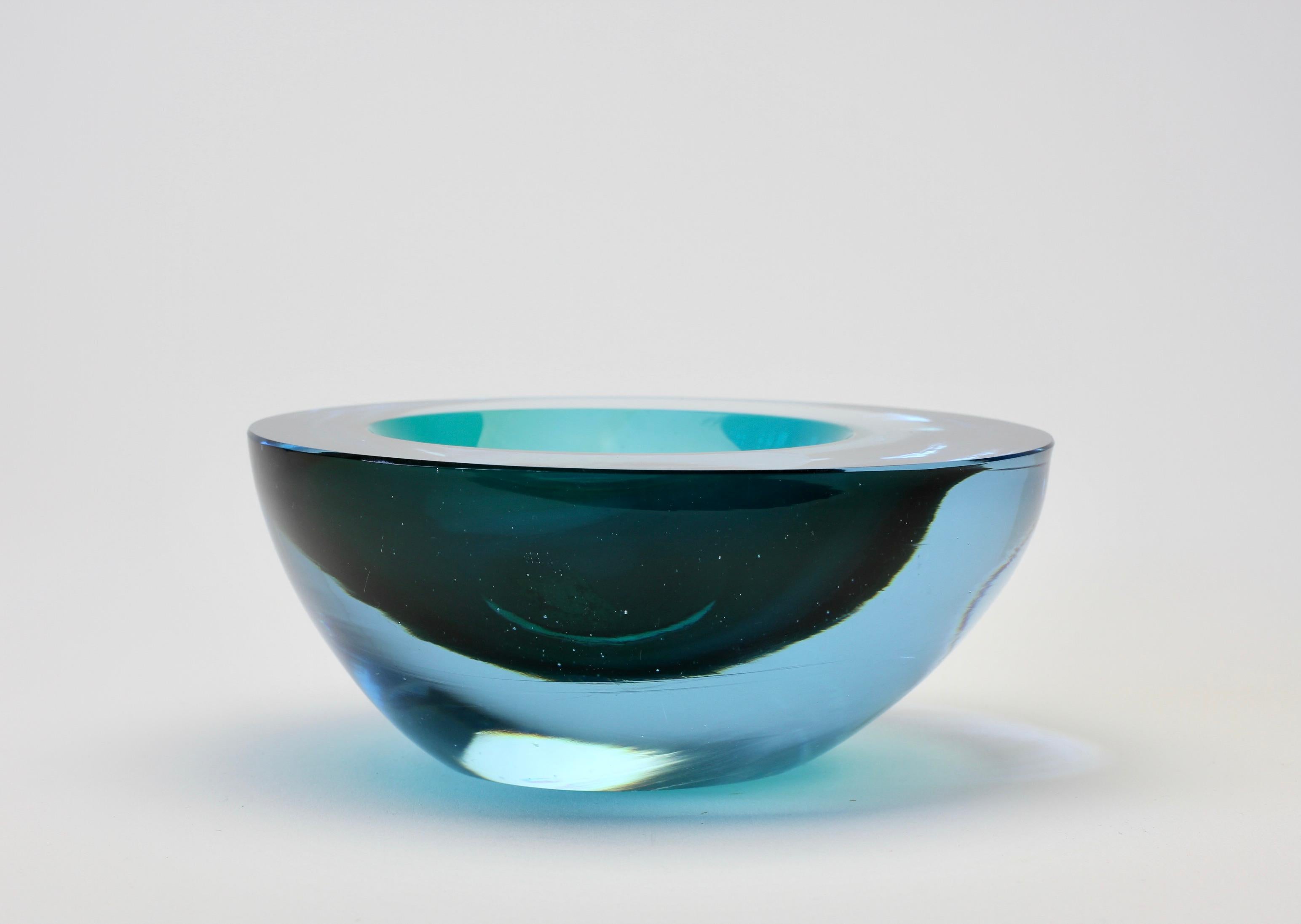 Grand bol, plat, cendrier en verre Murano Glass Sommerso bleu asymétrique italien de Cenedese en vente 2