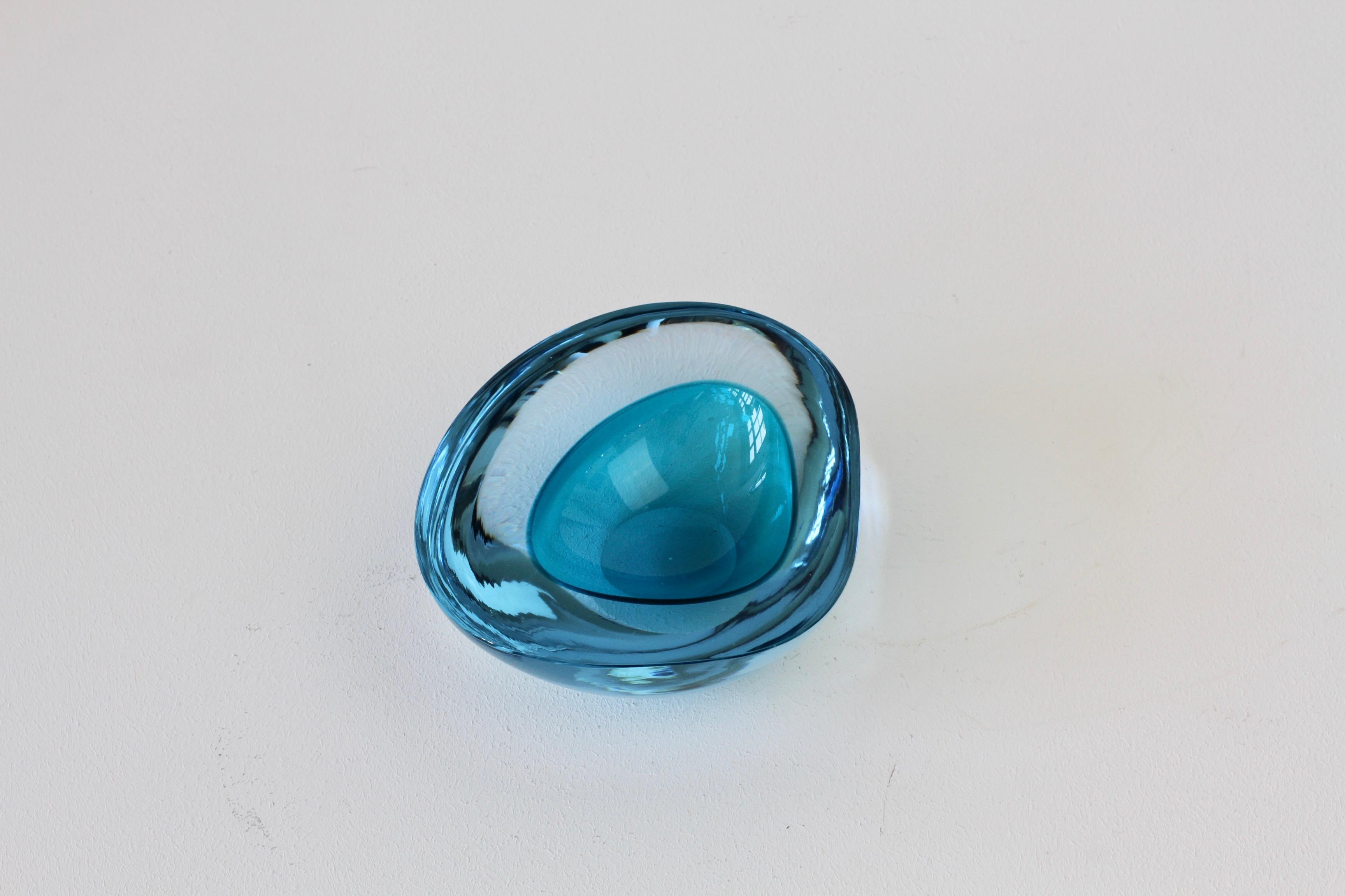 Grand bol:: plat:: cendrier en verre de Murano Sommerso bleu asymétrique italien Cenedese en vente 3