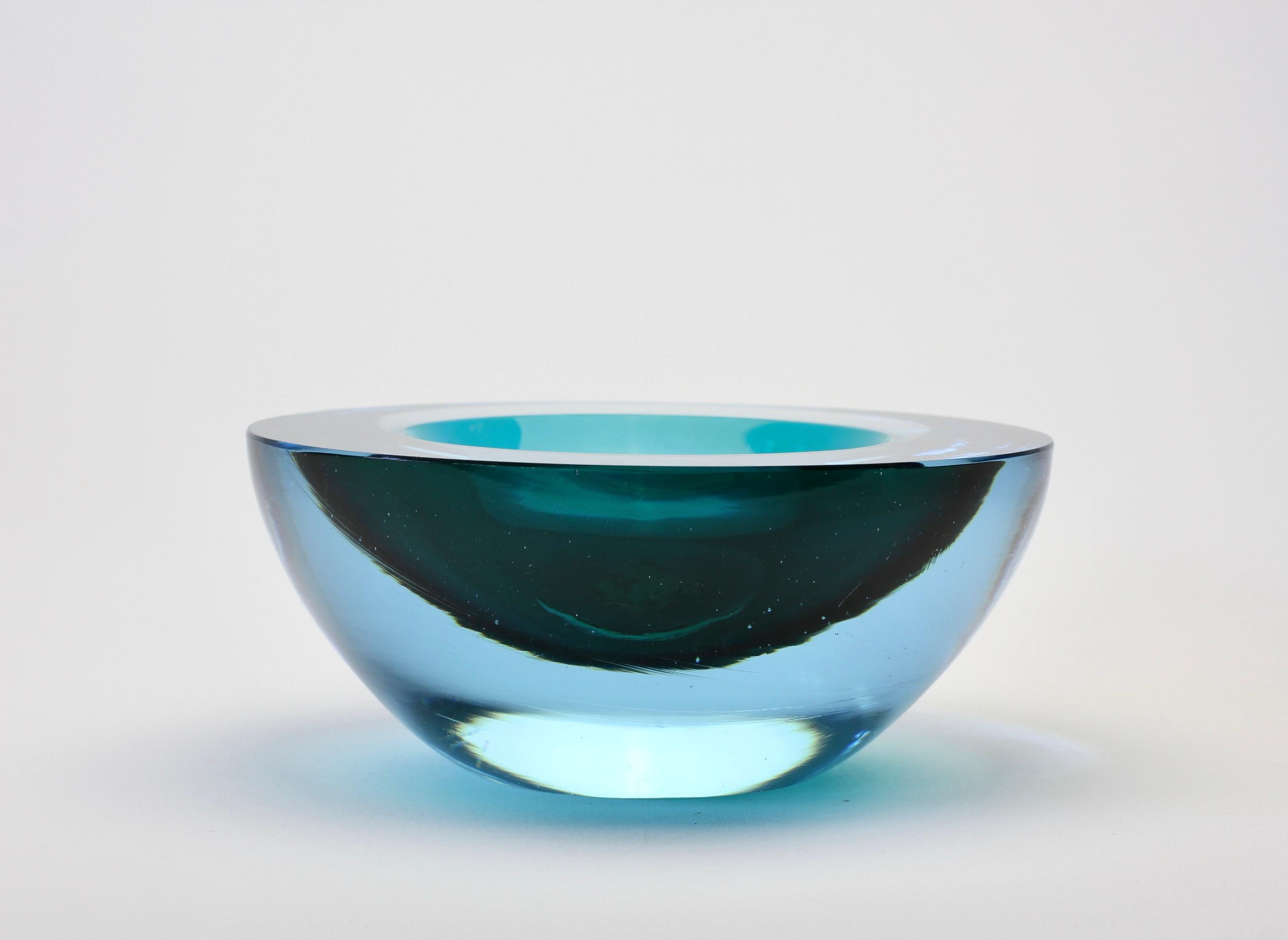 Grand bol, plat, cendrier en verre Murano Glass Sommerso bleu asymétrique italien de Cenedese en vente 3