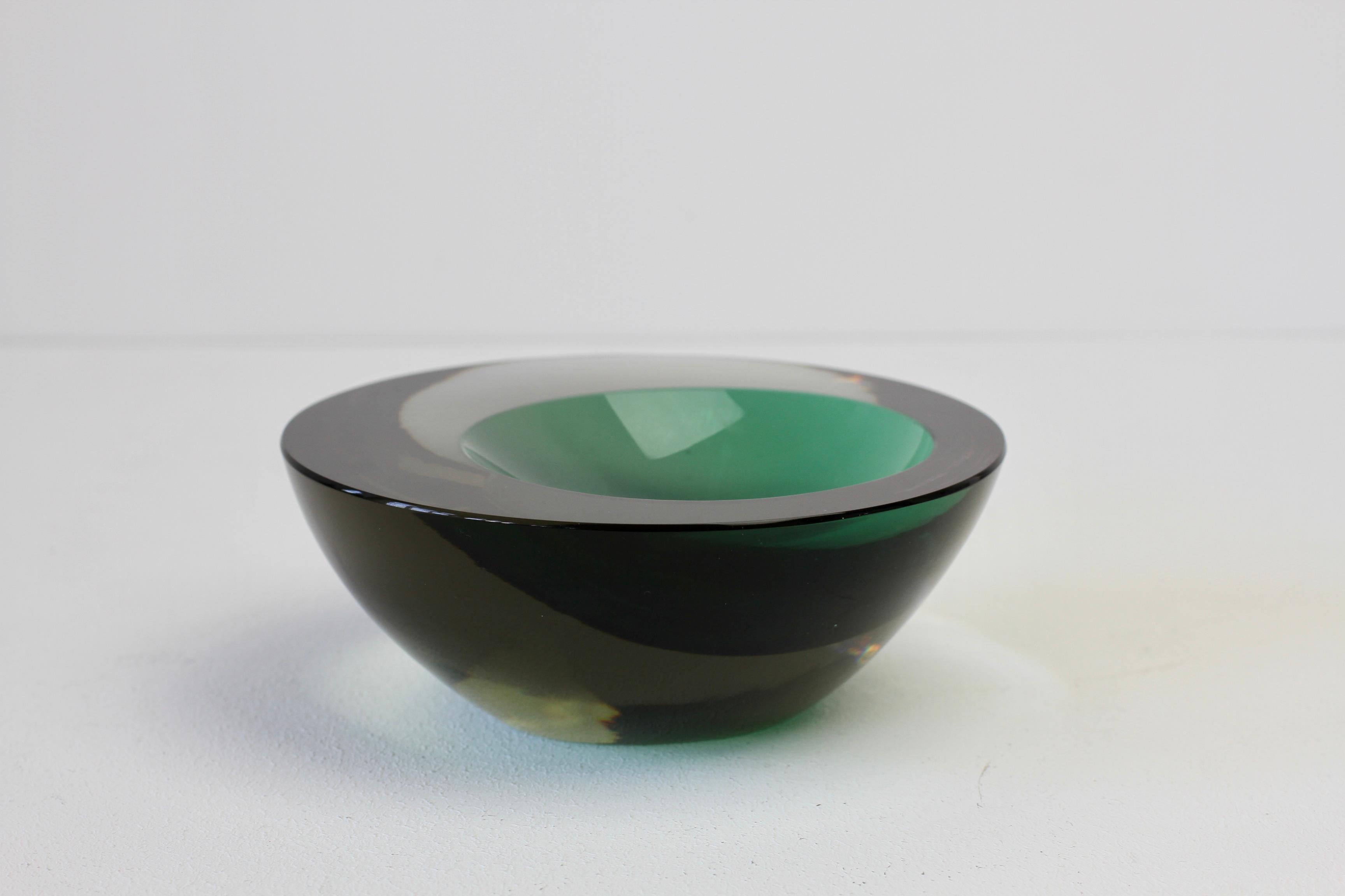 Gran cuenco cenedés italiano asimétrico de cristal de Murano Sommerso verde esmeralda en venta 3