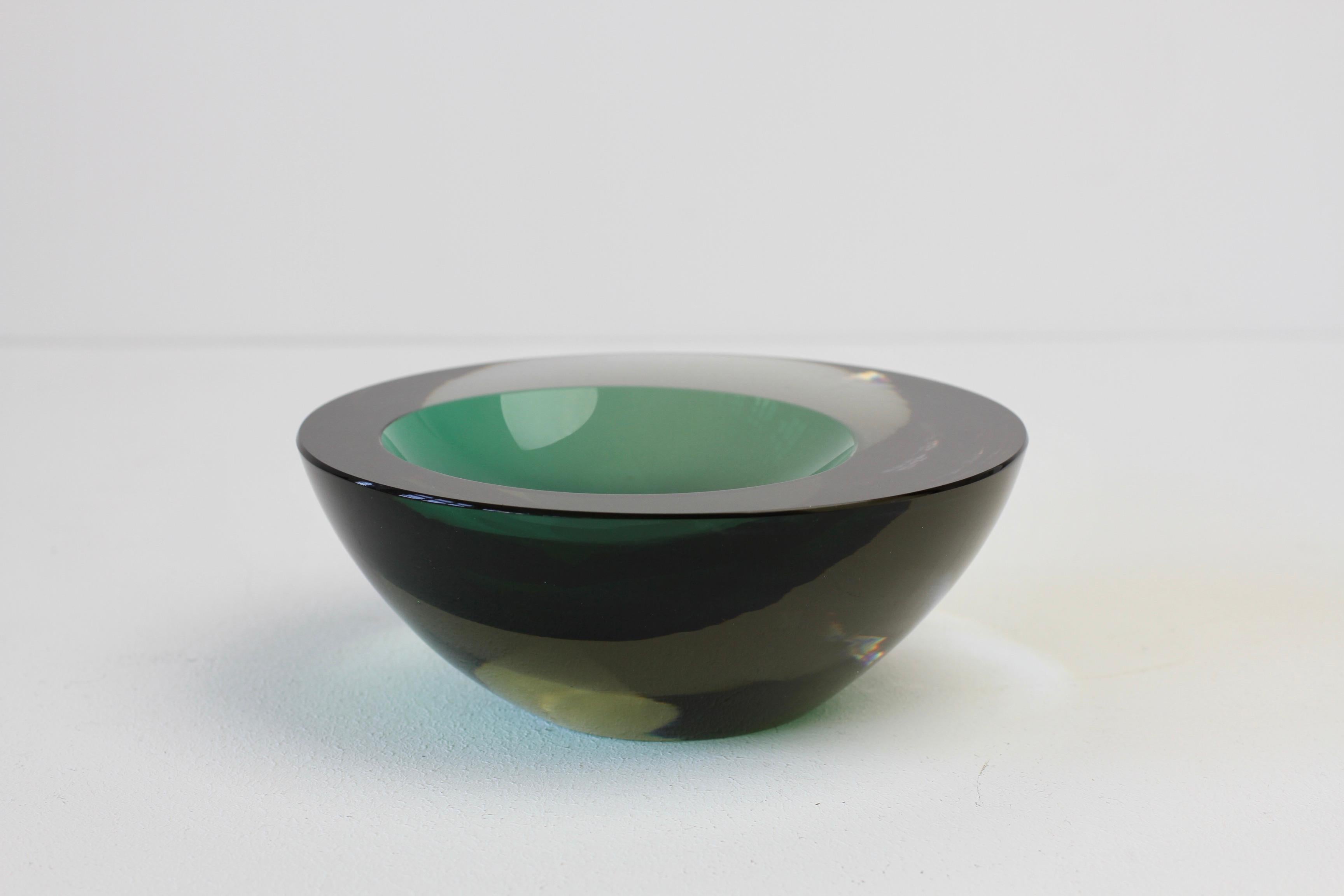 Gran cuenco cenedés italiano asimétrico de cristal de Murano Sommerso verde esmeralda en venta 5
