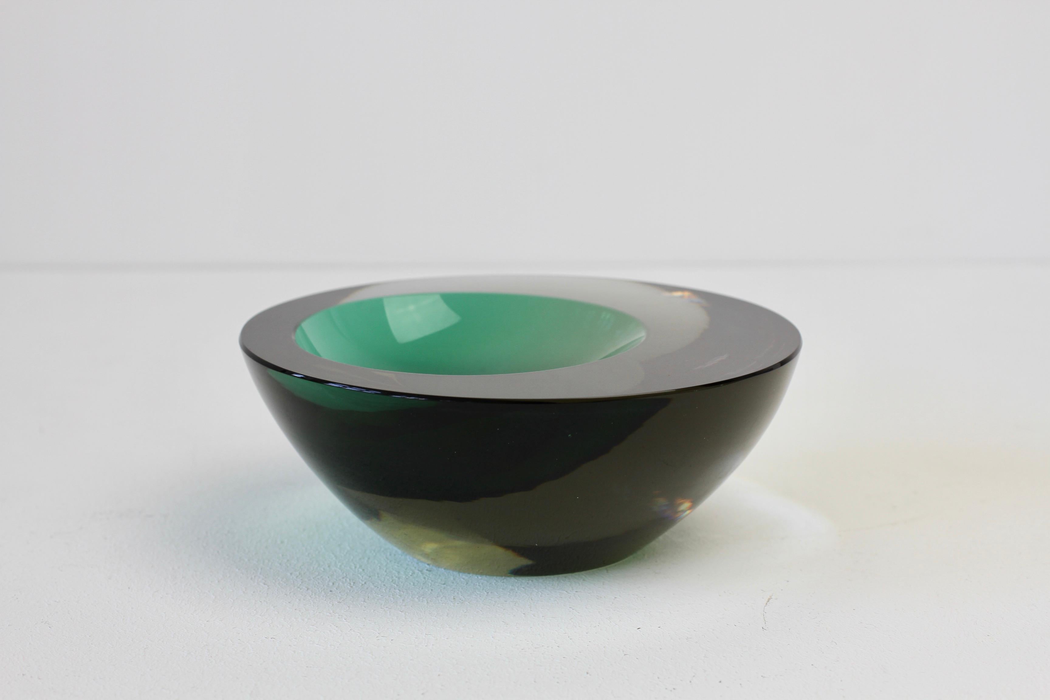 Gran cuenco cenedés italiano asimétrico de cristal de Murano Sommerso verde esmeralda en venta 6
