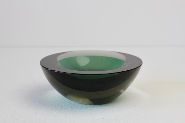 Large Cenedese Italian Asymmetric Emerald Green Sommerso Murano Glass Bowl In Excellent Condition For Sale In Landau an der Isar, Bayern
