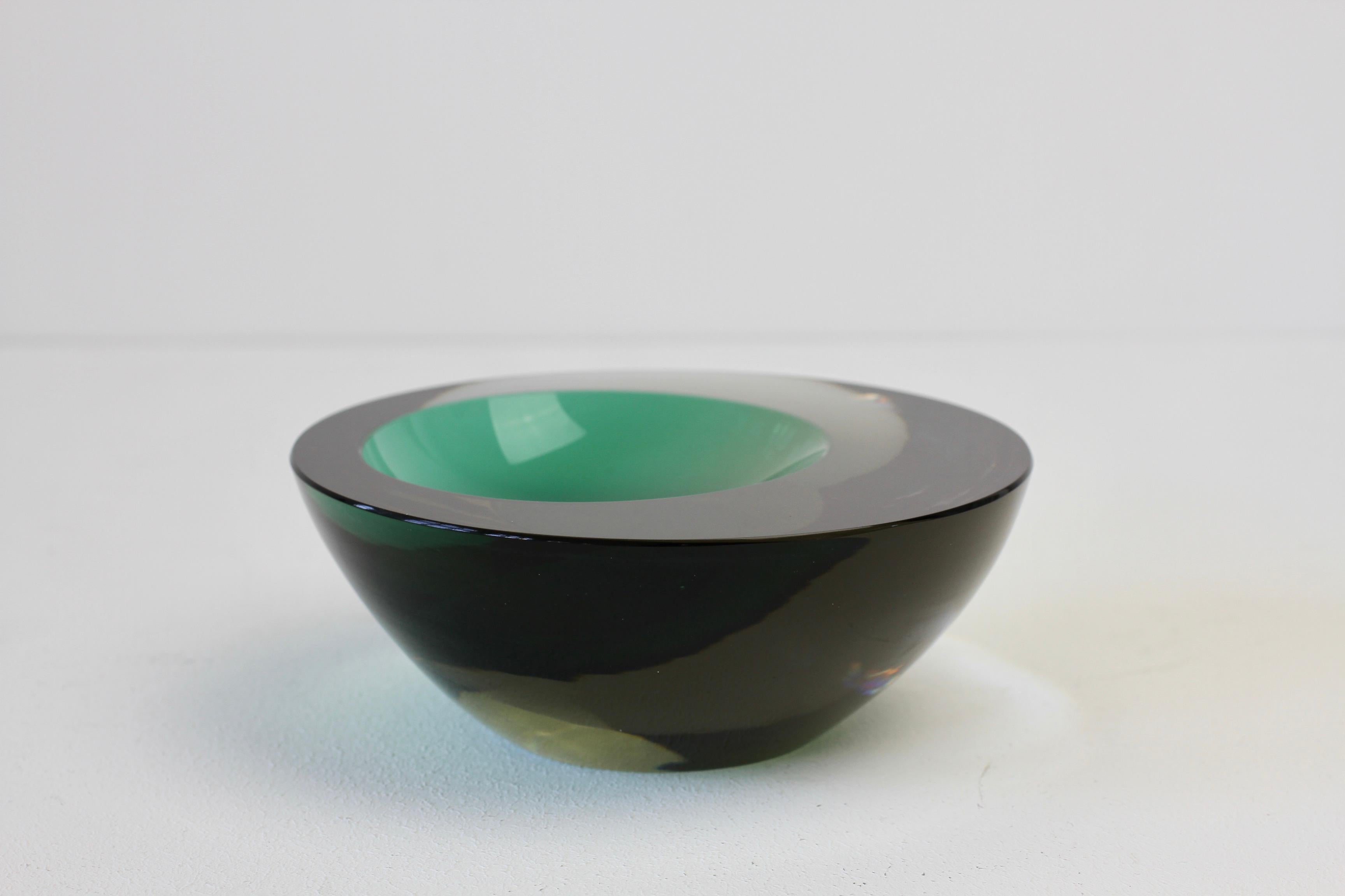 Große Cenedese Italienische Asymmetrische Smaragdgrüne Sommerso Murano Glas Schale (Muranoglas) im Angebot