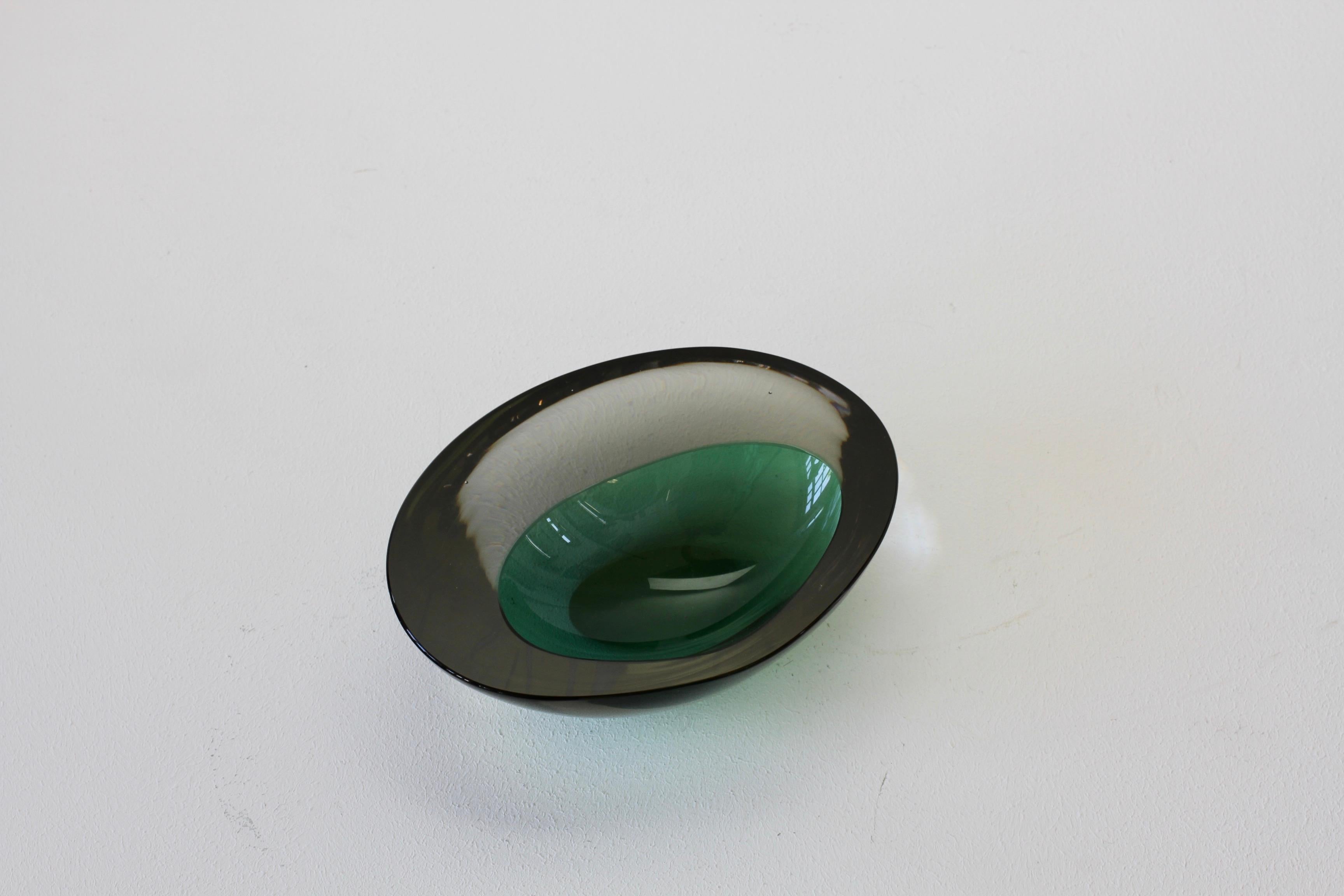 Große Cenedese Italienische Asymmetrische Grüne Sommerso Murano Glas Schale:: Aschenbecher im Angebot 4