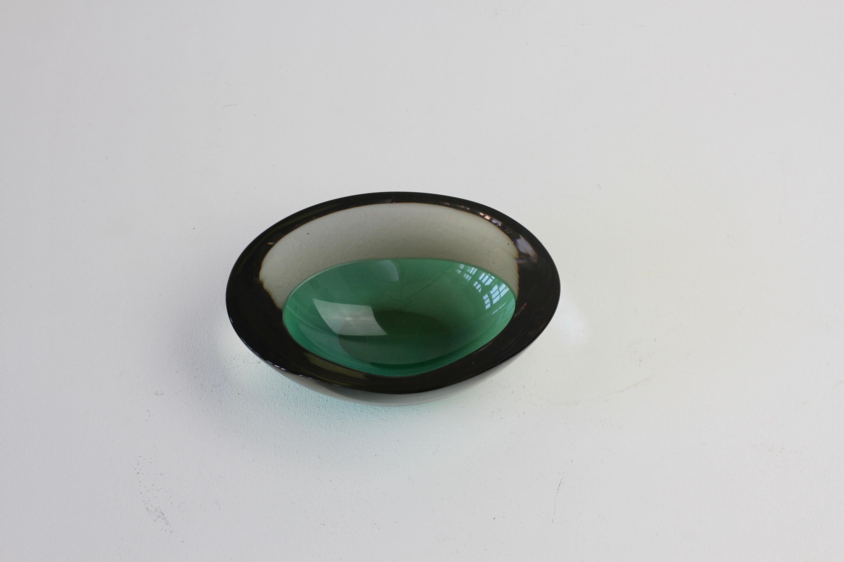 Große Cenedese Italienische Asymmetrische Grüne Sommerso Murano Glas Schale:: Aschenbecher (Moderne der Mitte des Jahrhunderts) im Angebot