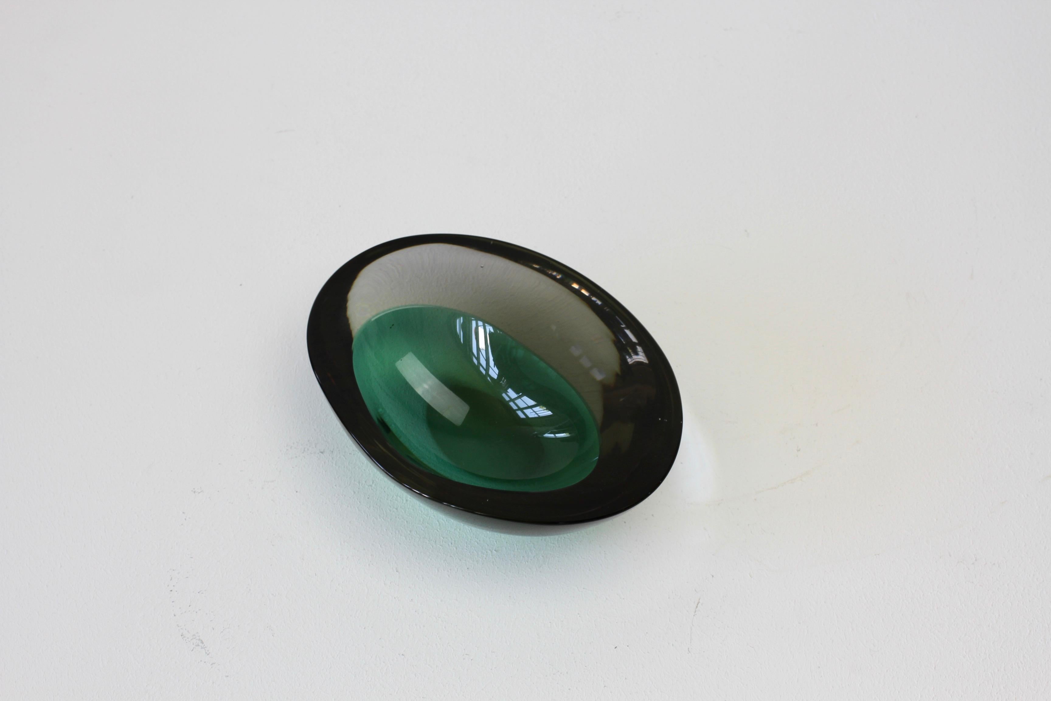 Grand plat:: cendrier et bol en verre de Murano asymétrique Sommerso vert:: italien Cenedese Excellent état - En vente à Landau an der Isar, Bayern