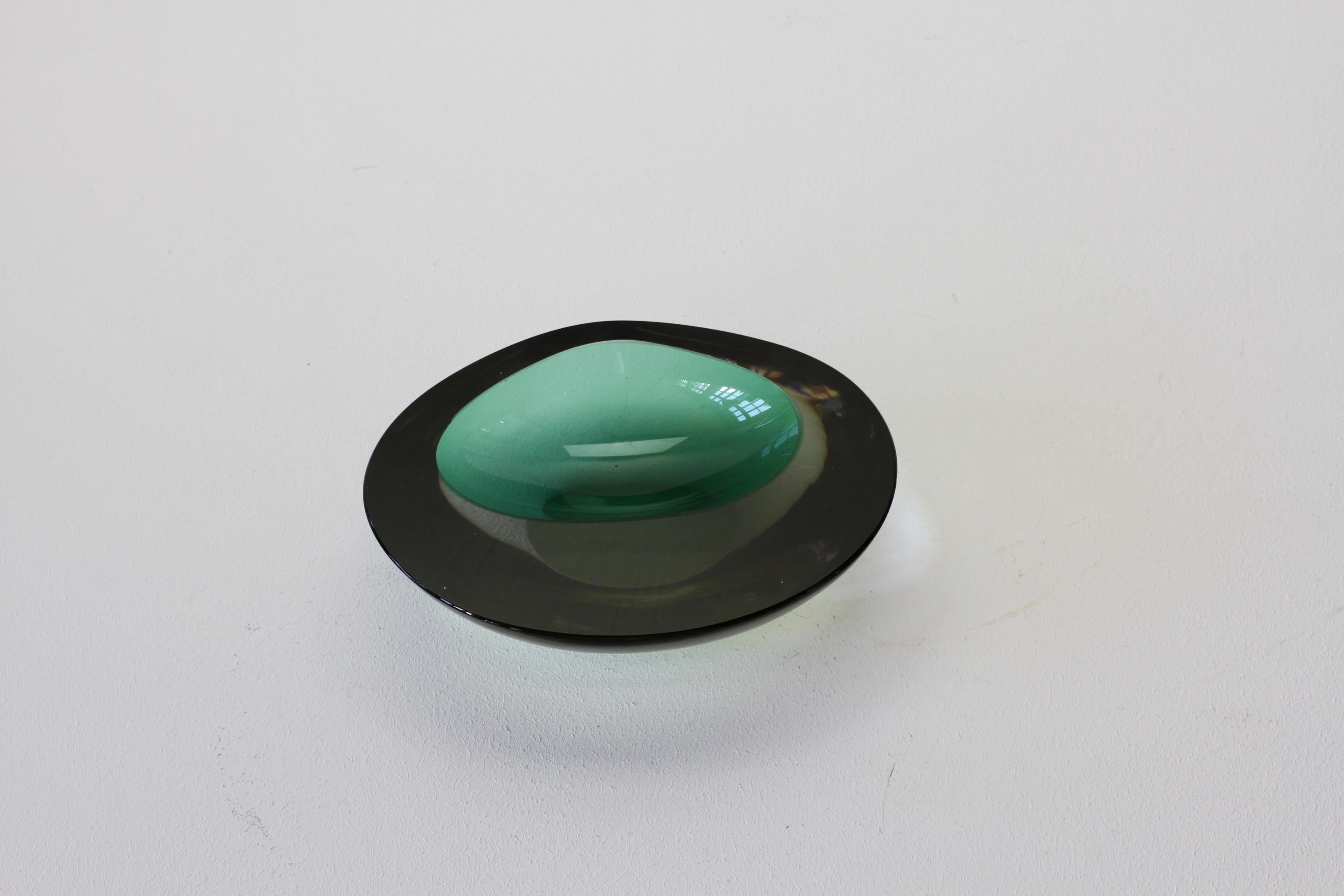 Große Cenedese Italienische Asymmetrische Grüne Sommerso Murano Glas Schale:: Aschenbecher im Angebot 1