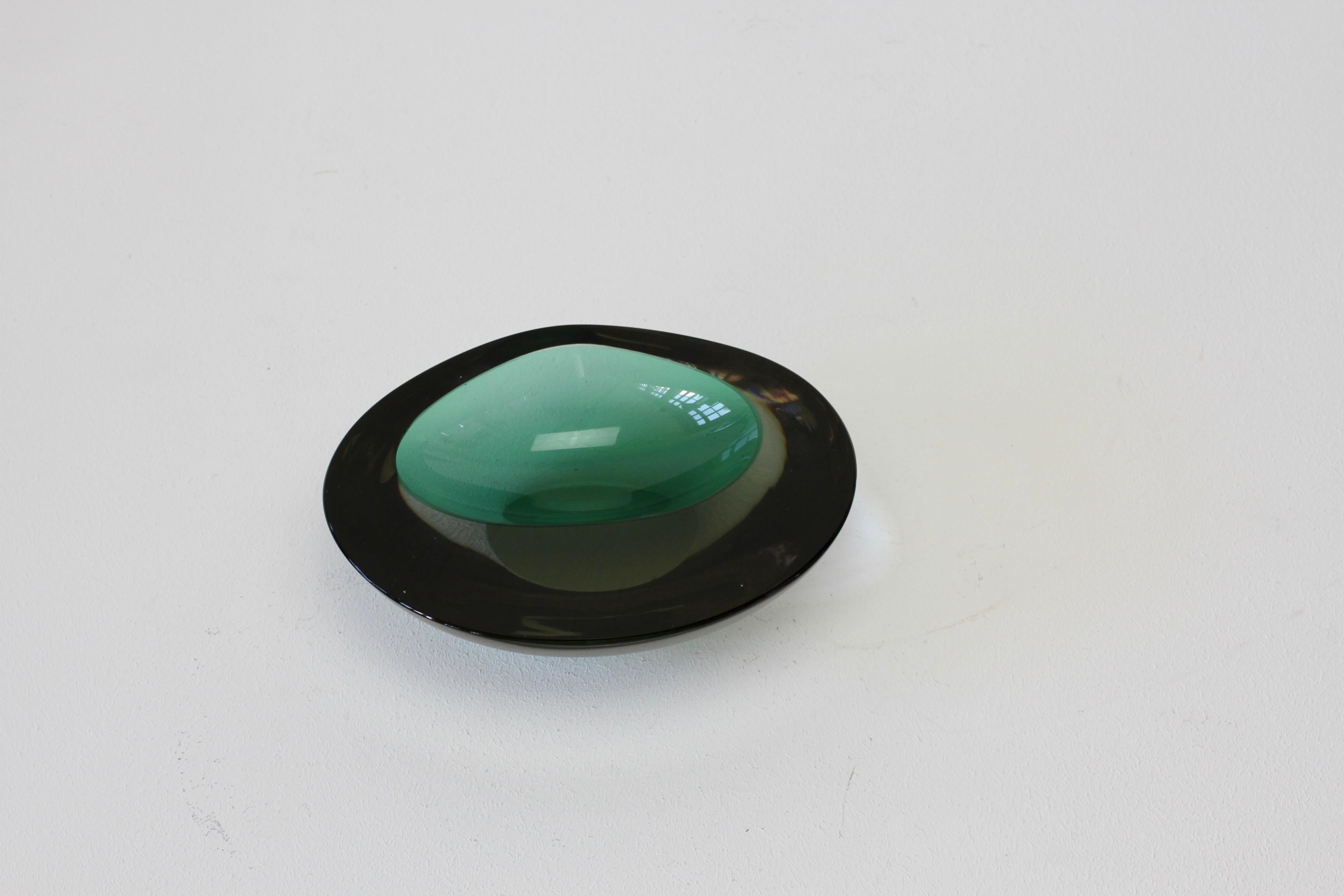 Große Cenedese Italienische Asymmetrische Grüne Sommerso Murano Glas Schale:: Aschenbecher im Angebot 2