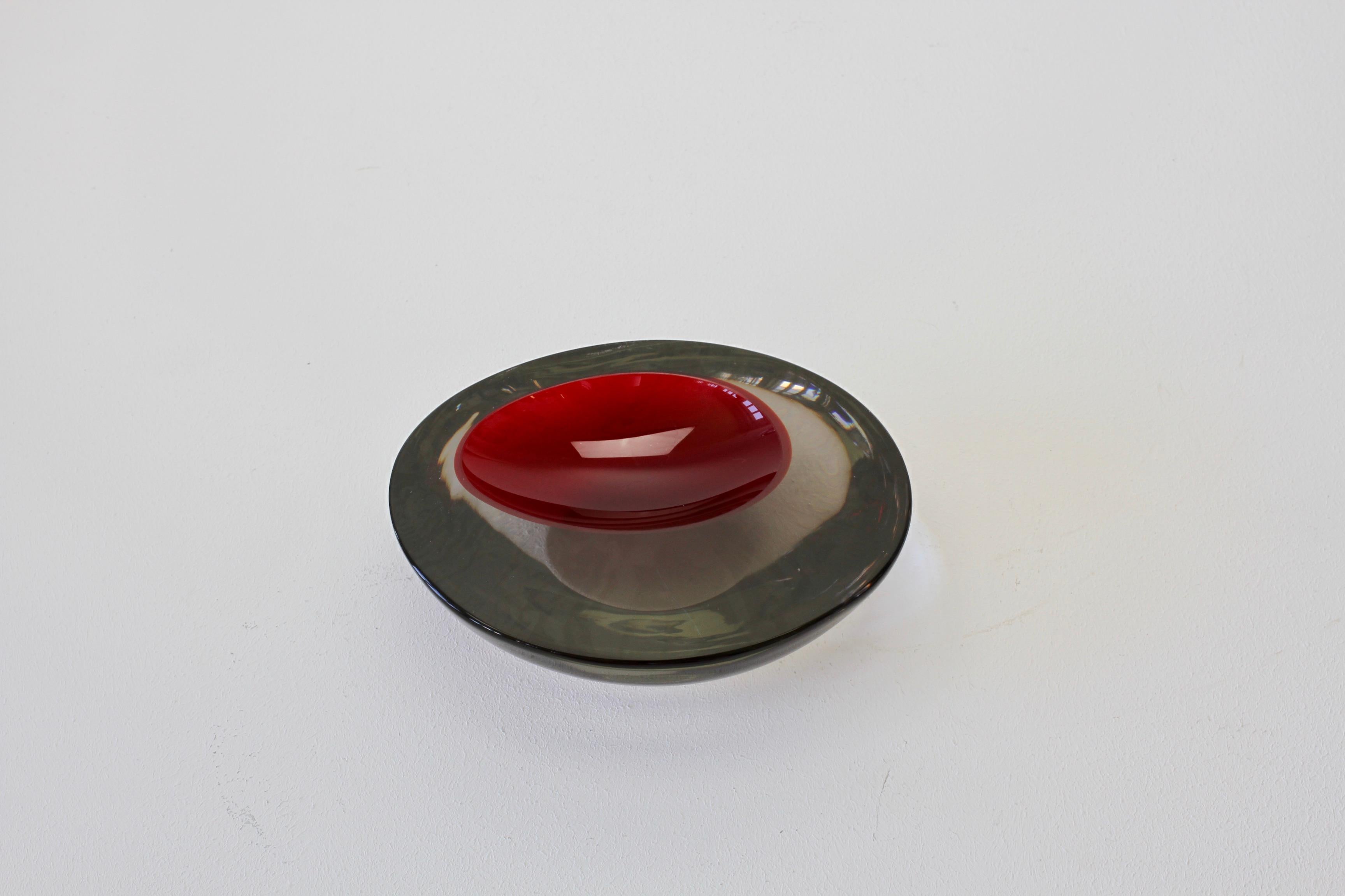 Große Cenedese italienische asymmetrische rote Sommerso Muranoglas Schüssel Schüssel oder Aschenbecher im Angebot 3