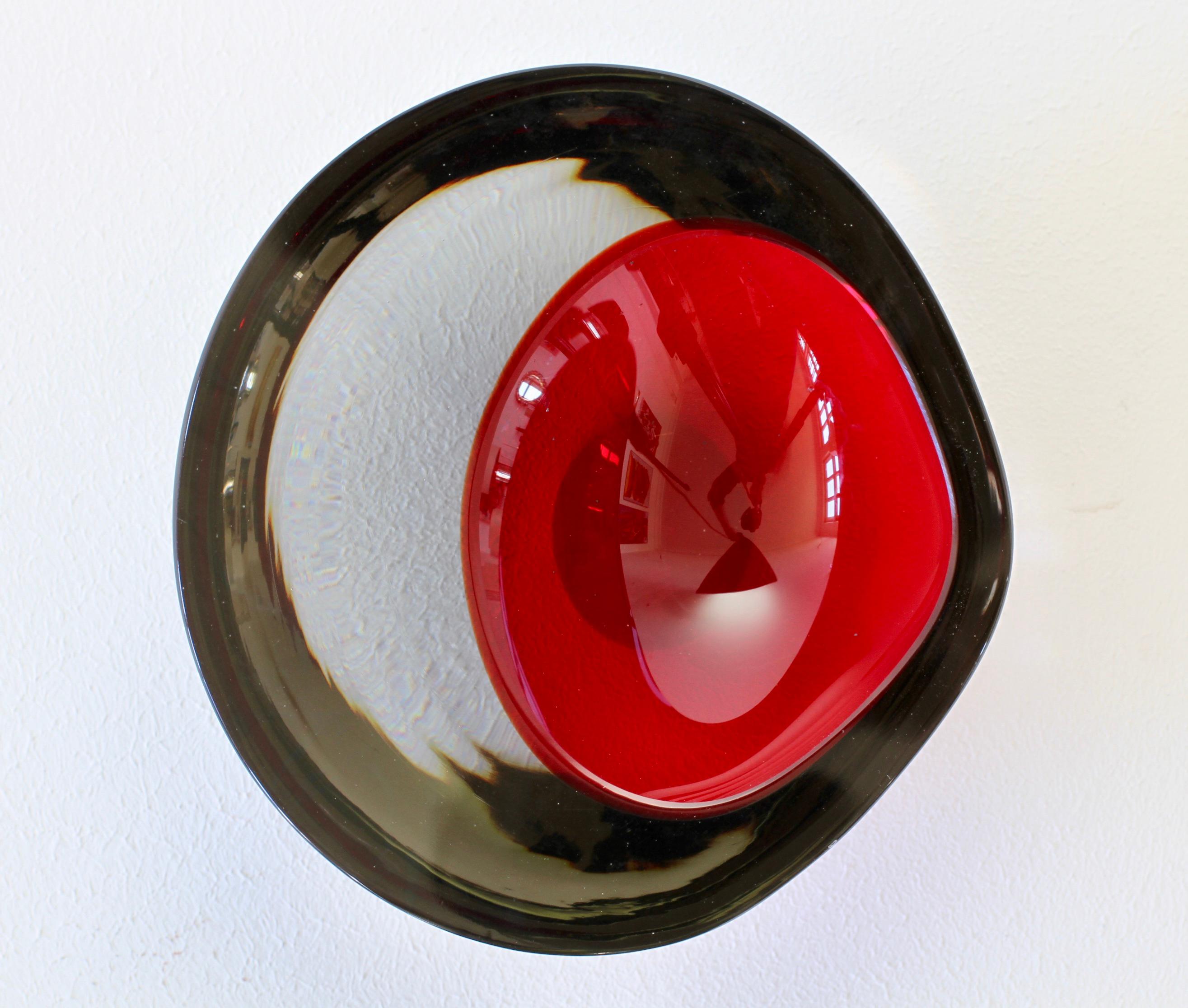 Große Cenedese italienische asymmetrische rote Sommerso Murano-Glas Schüssel Schüssel oder Aschenbecher im Angebot 3