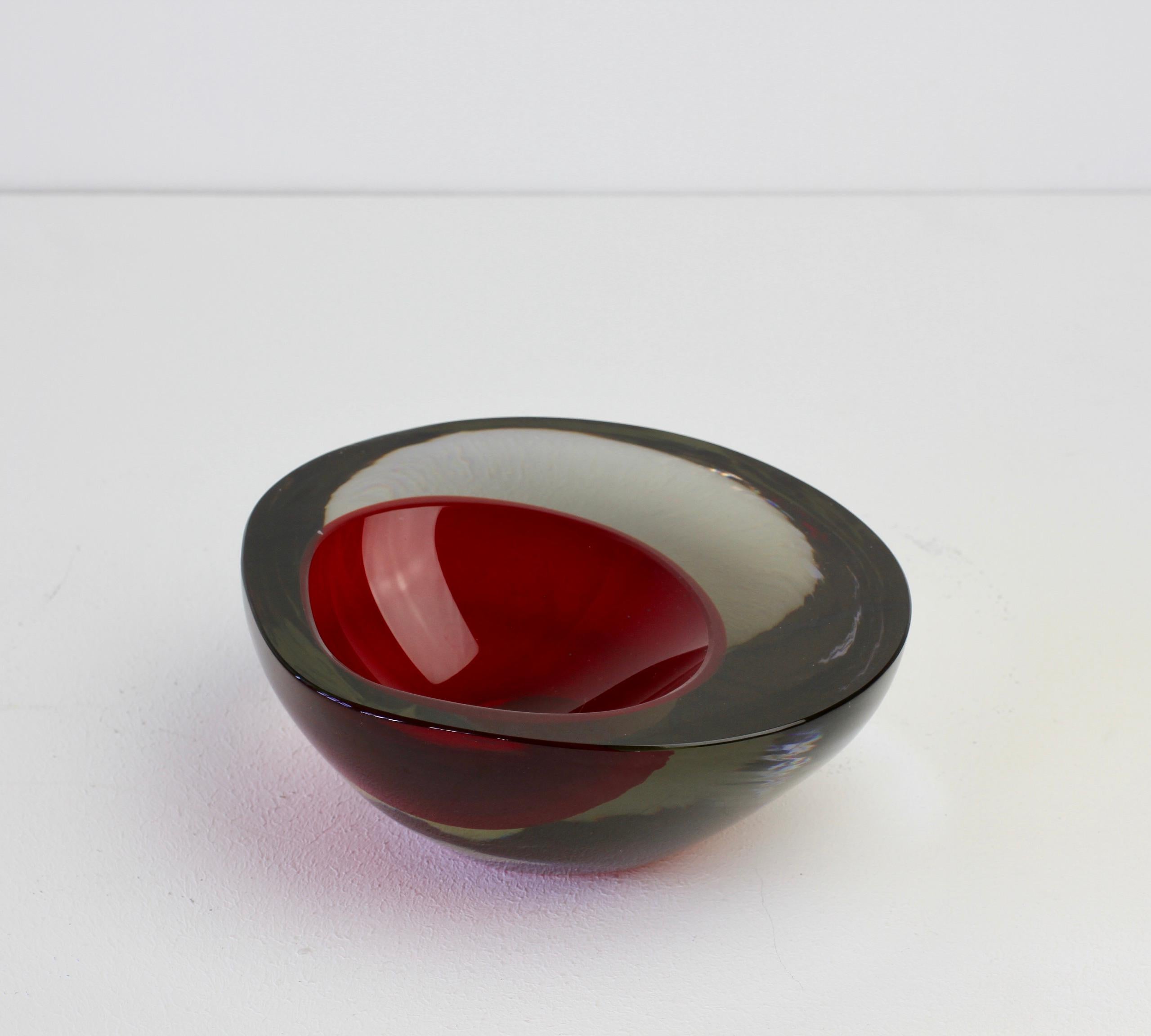 Große Cenedese italienische asymmetrische rote Sommerso Murano-Glas Schüssel Schüssel oder Aschenbecher im Angebot 6