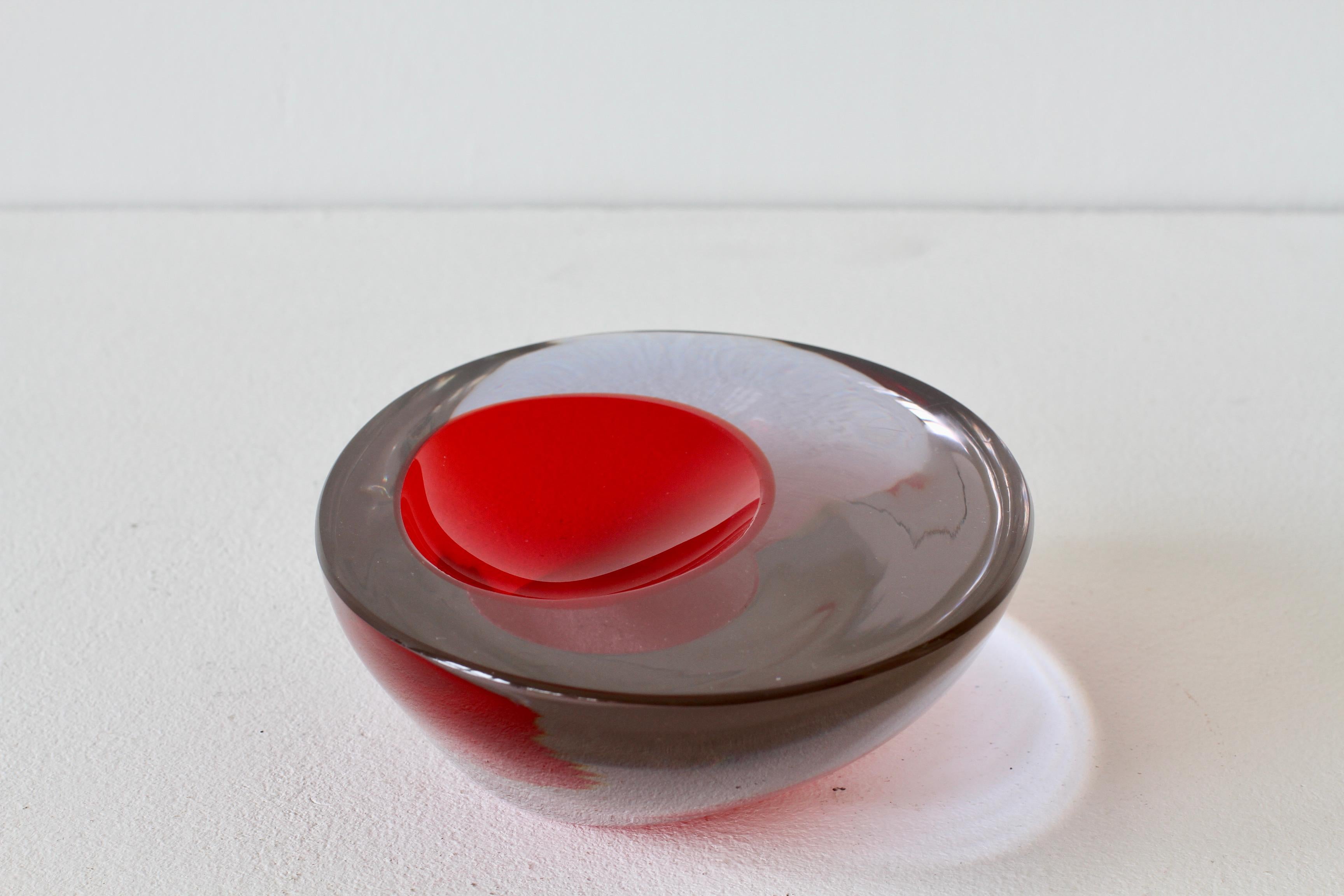 Große Cenedese italienische asymmetrische rote Sommerso Murano-Glas Schüssel Schüssel oder Aschenbecher im Angebot 7