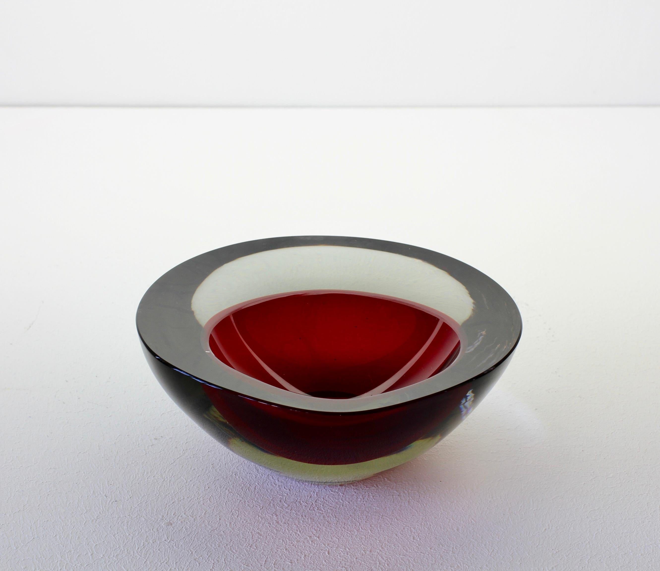Große Cenedese italienische asymmetrische rote Sommerso Murano-Glas Schüssel Schüssel oder Aschenbecher im Angebot 7