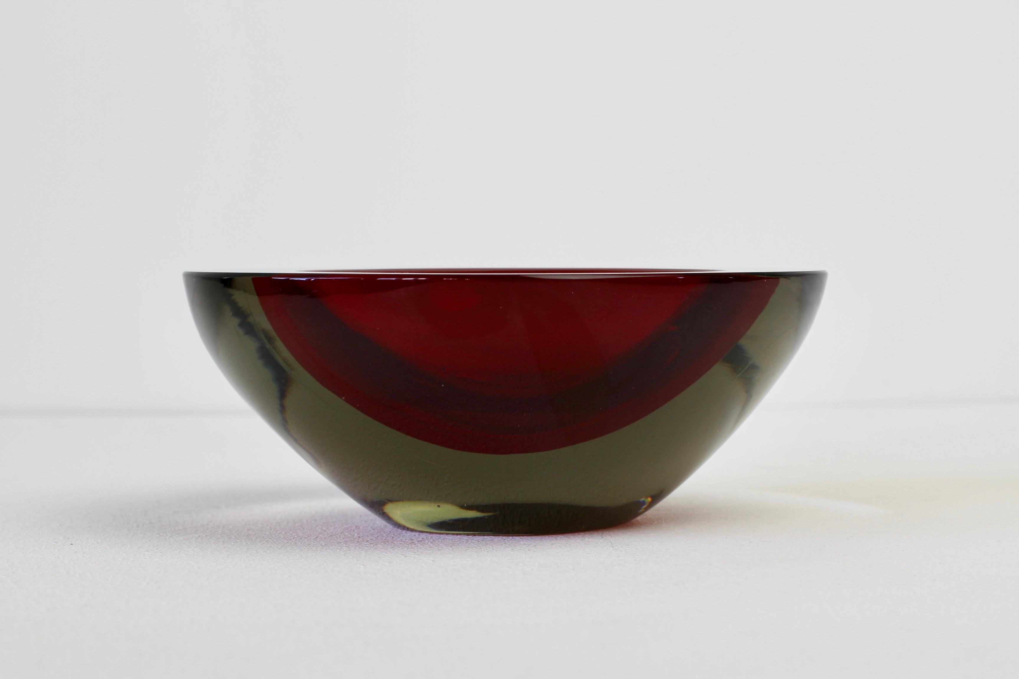 Gran cuenco o cenicero cenedés italiano asimétrico rojo de Murano Glass Sommerso en venta 12