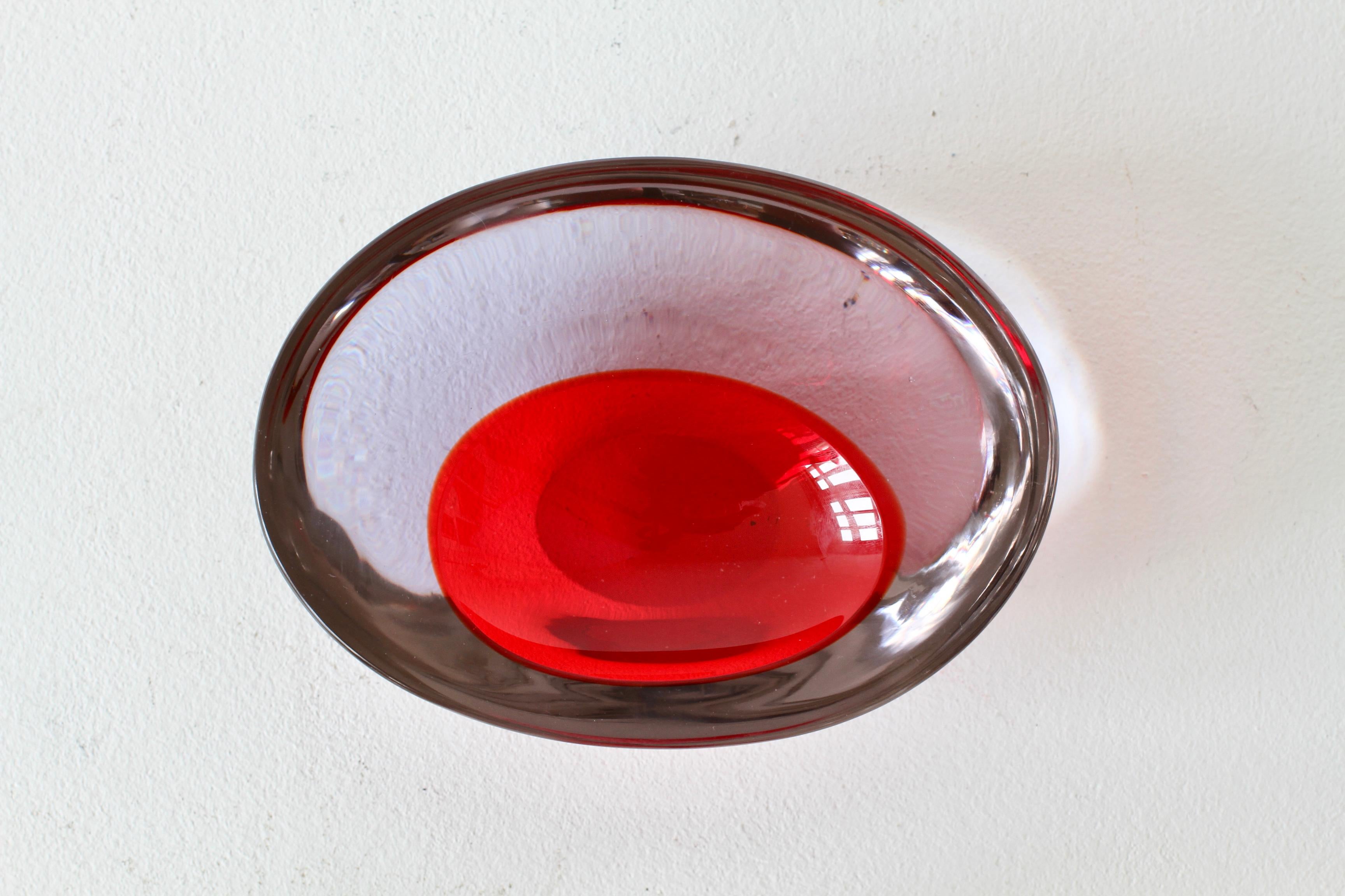 Große Cenedese italienische asymmetrische rote Sommerso Murano-Glas Schüssel Schüssel oder Aschenbecher im Angebot 12