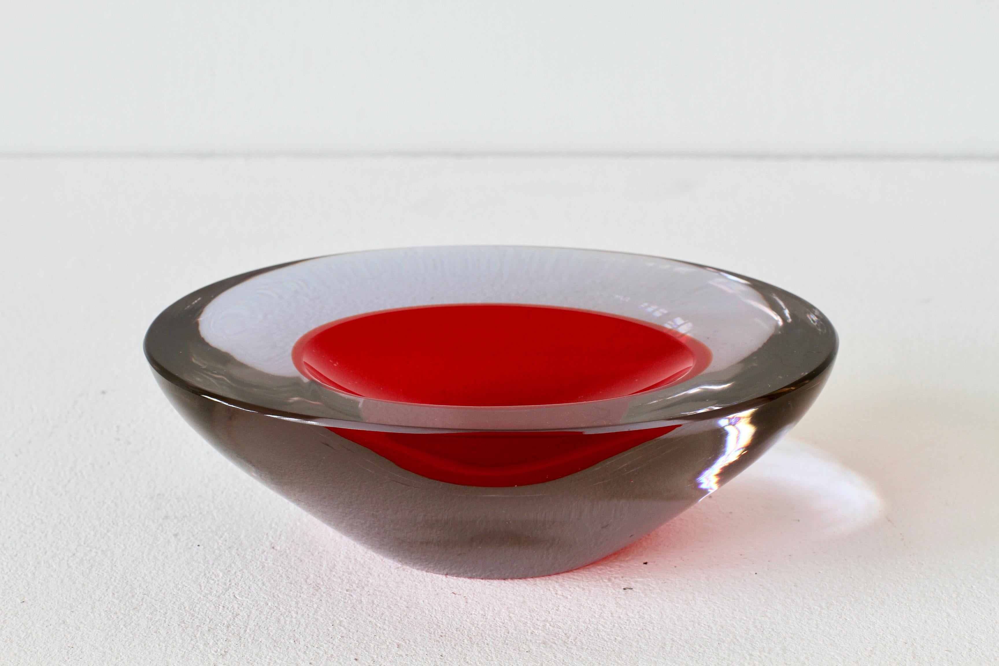 Antonio da Ros for Cenedese large and heavy vintage Italian Murano oval shaped glass bowl, serving dish or ashtray, circa 1965-1975. Utilizing the Sommerso technique this large, heavy piece of glass features an asymmetric design captured in ruby red
