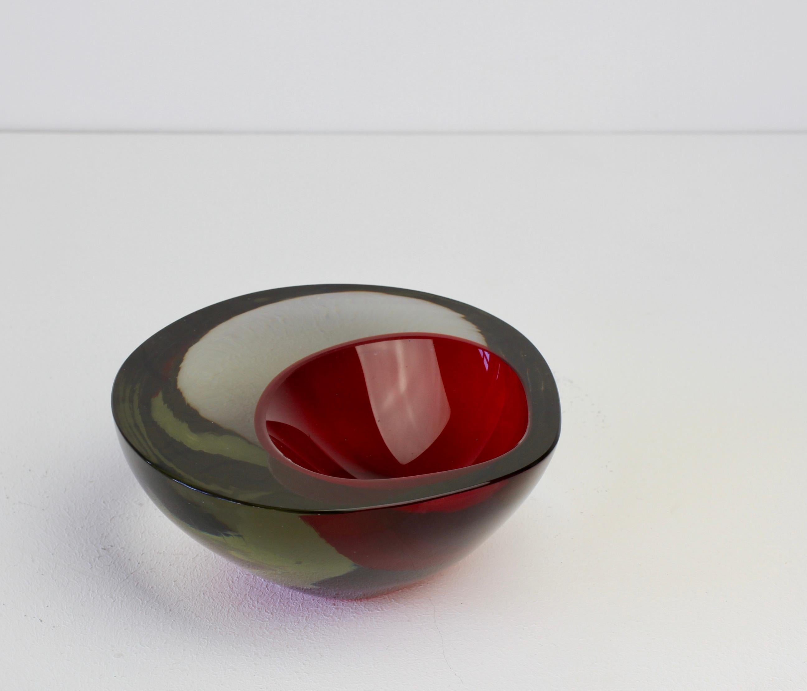 Gran cuenco o cenicero cenedés italiano asimétrico rojo de Murano Glass Sommerso en venta 13