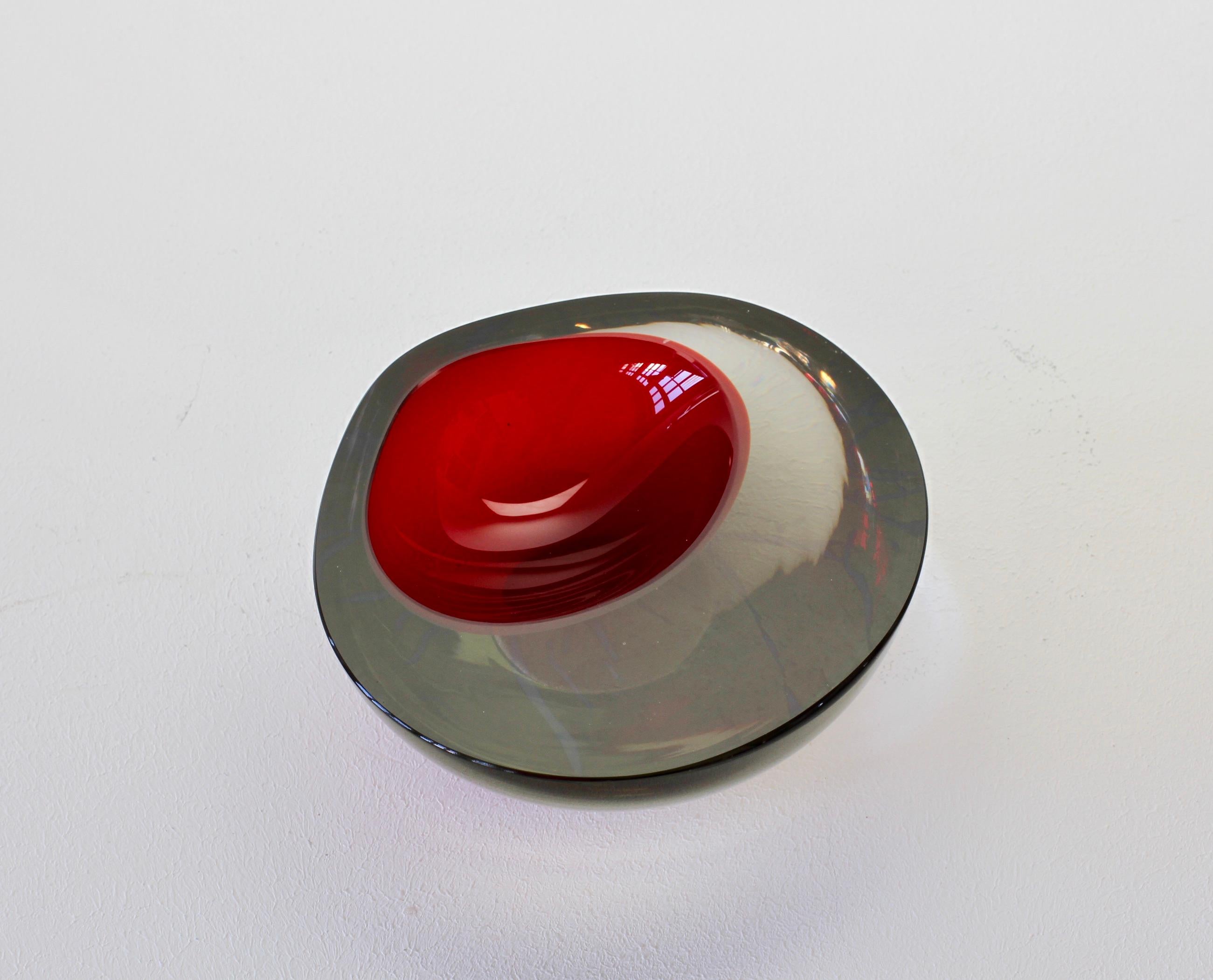 Gran cuenco o cenicero cenedés italiano asimétrico rojo de Murano Glass Sommerso Moderno de mediados de siglo en venta