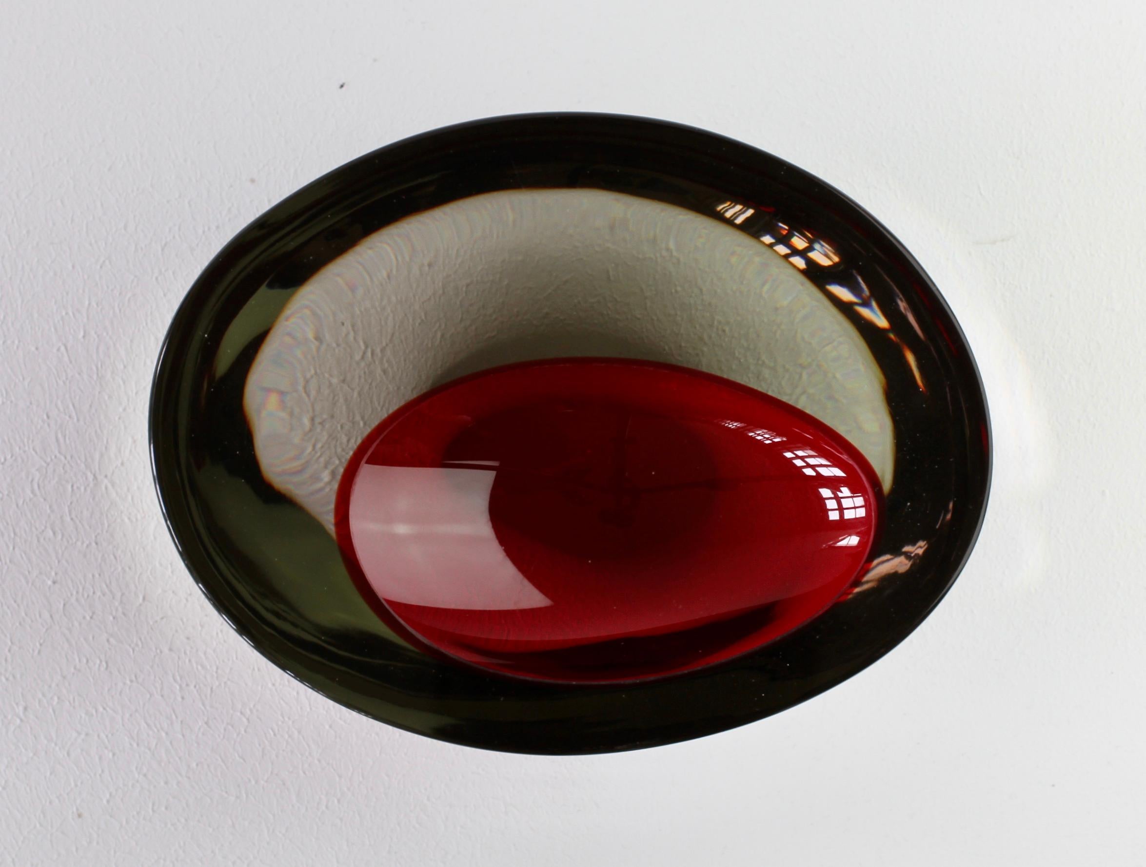 Große Cenedese italienische asymmetrische rote Sommerso Muranoglas Schüssel Schüssel oder Aschenbecher (Moderne der Mitte des Jahrhunderts) im Angebot