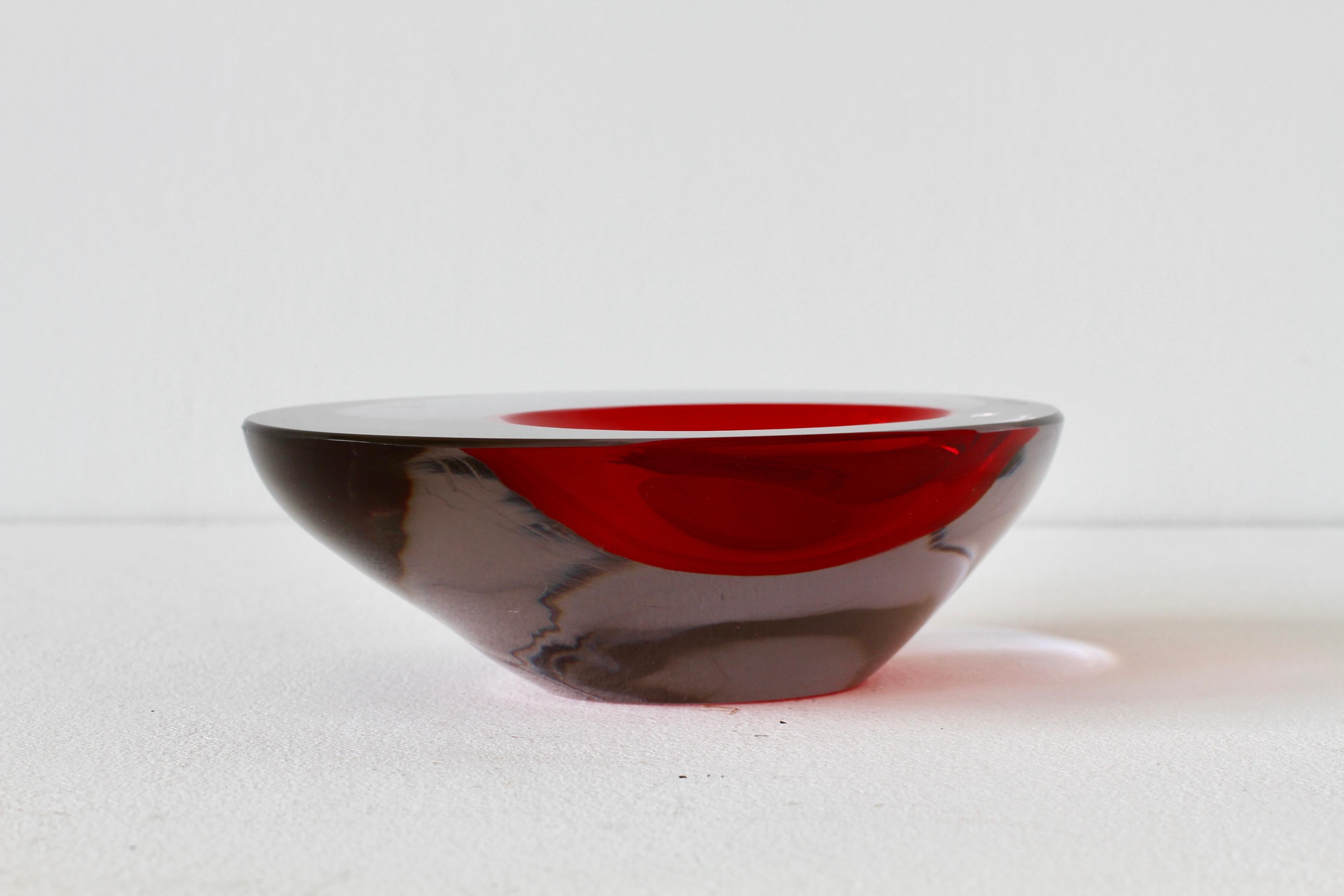Große Cenedese italienische asymmetrische rote Sommerso Murano-Glas Schüssel Schüssel oder Aschenbecher (Moderne der Mitte des Jahrhunderts) im Angebot