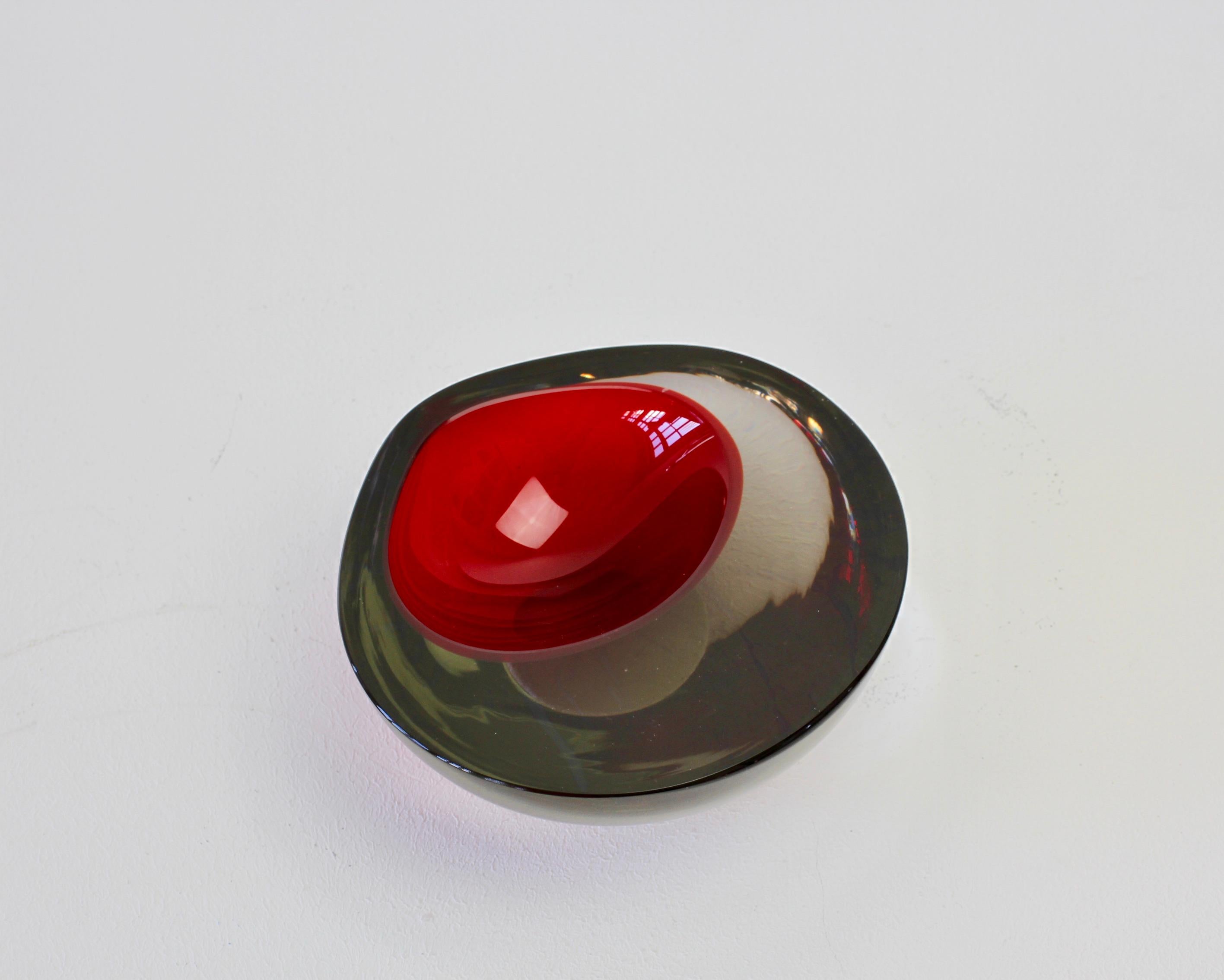 Große Cenedese italienische asymmetrische rote Sommerso Murano-Glas Schüssel Schüssel oder Aschenbecher (Moderne der Mitte des Jahrhunderts) im Angebot