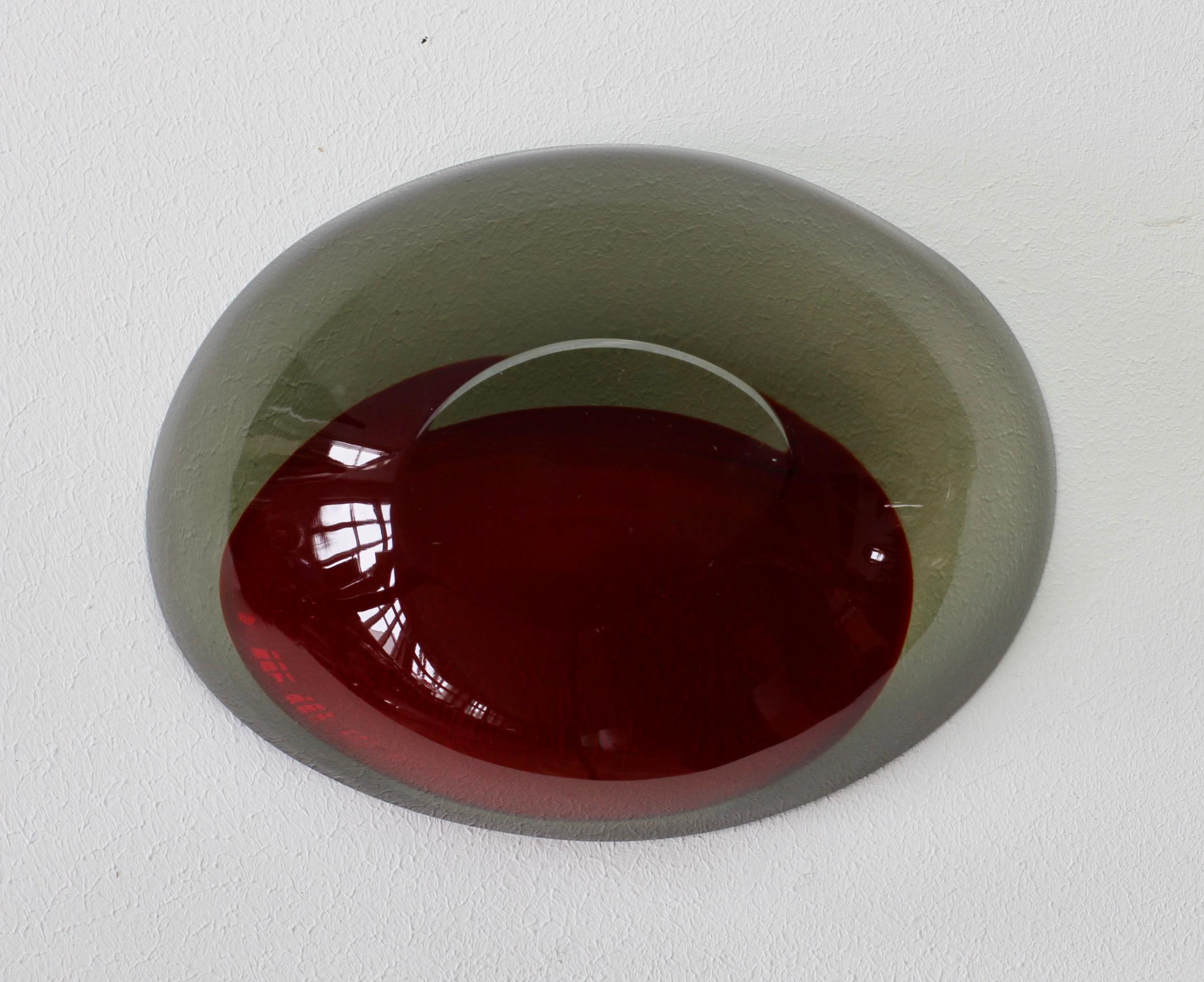 Große Cenedese italienische asymmetrische rote Sommerso Muranoglas Schüssel Schüssel oder Aschenbecher (Italienisch) im Angebot