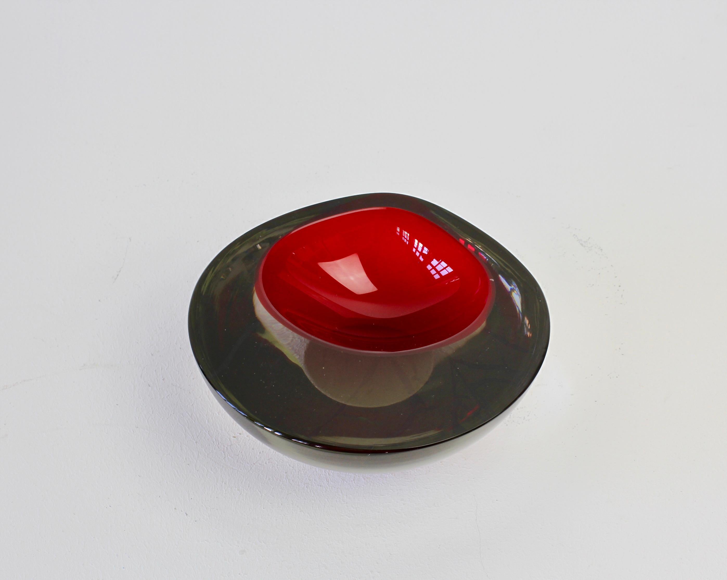 Gran cuenco o cenicero cenedés italiano asimétrico rojo de Murano Glass Sommerso en Excelente estado para la venta en Landau an der Isar, Bayern