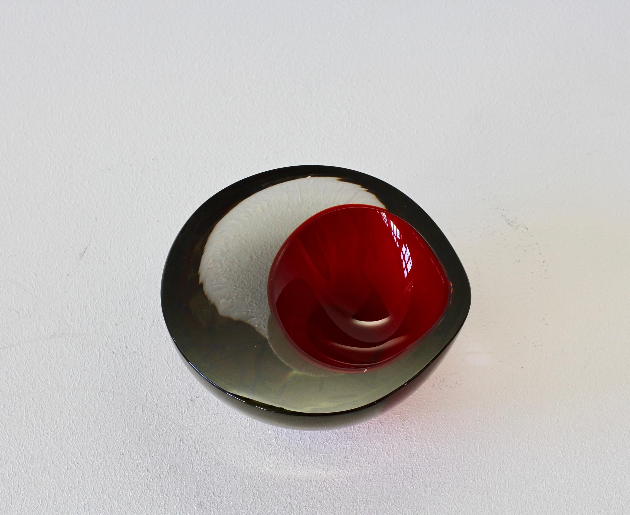 Gran cuenco o cenicero cenedés italiano asimétrico rojo de Murano Glass Sommerso Vidrio soplado en venta