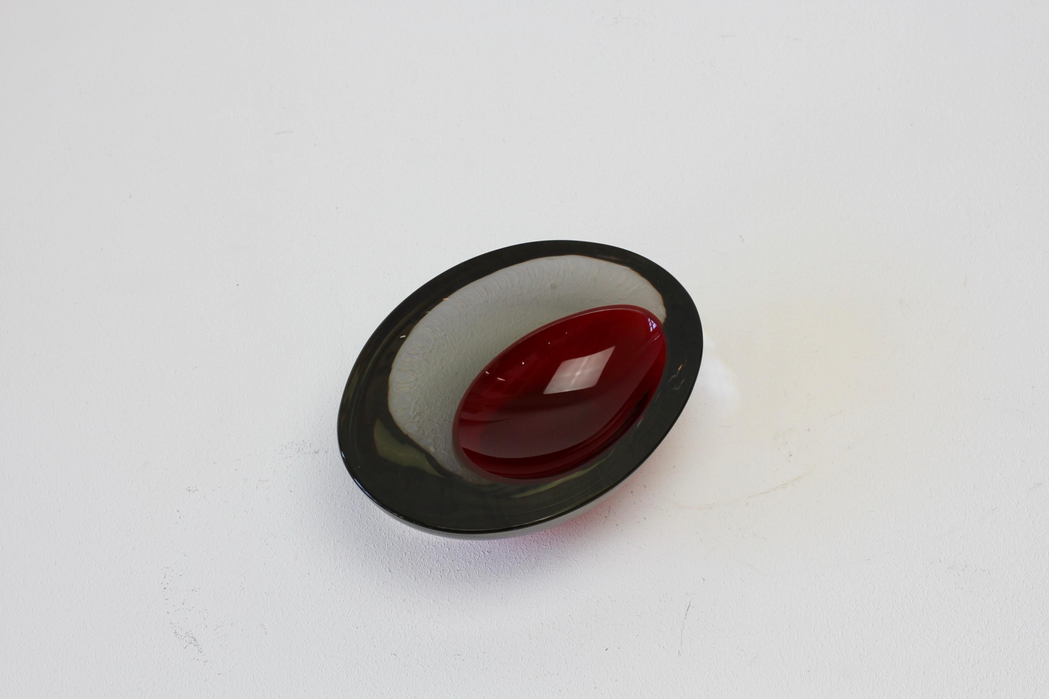 Große Cenedese italienische asymmetrische rote Sommerso Muranoglas Schüssel Schüssel oder Aschenbecher (Geblasenes Glas) im Angebot