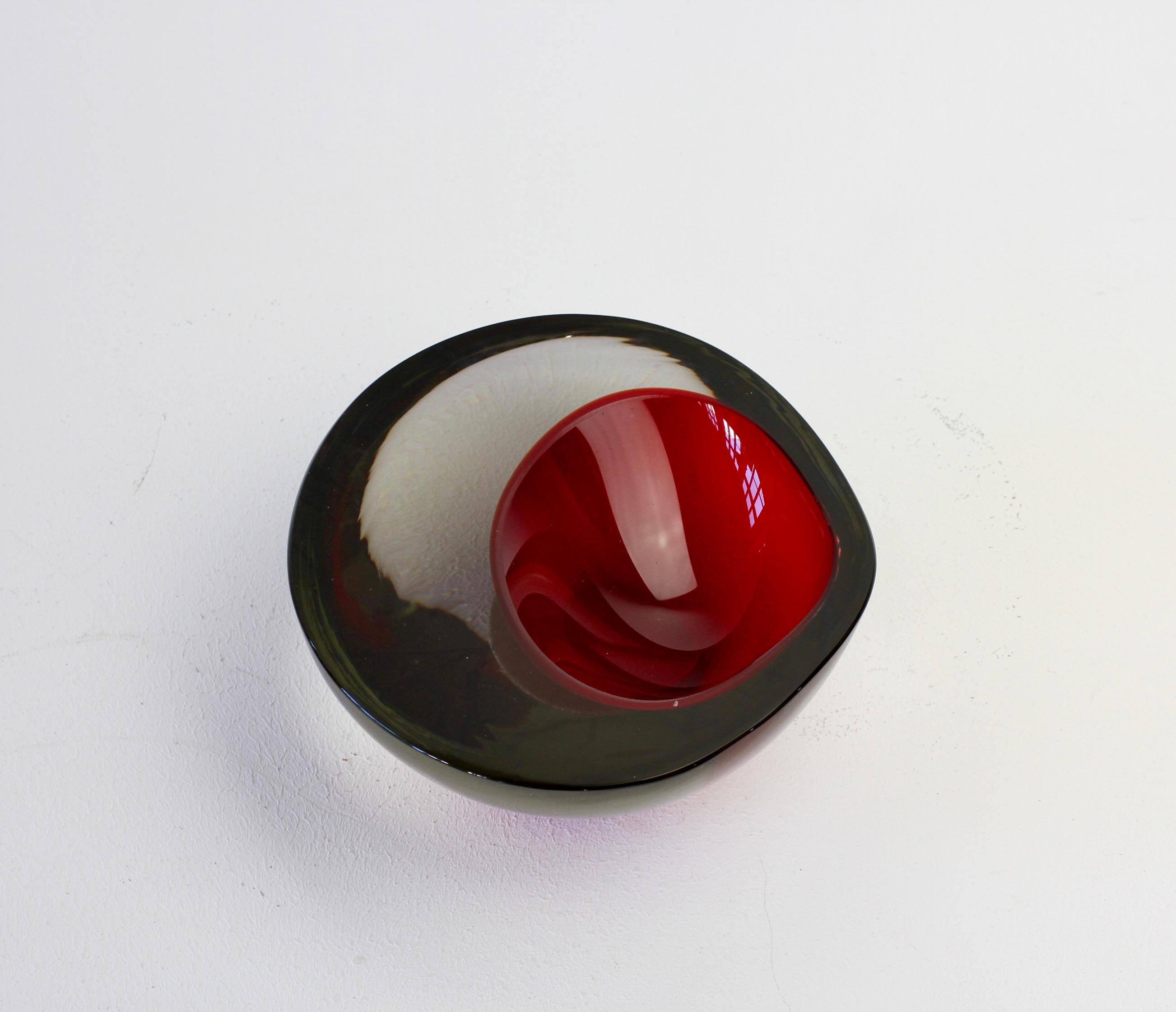 Gran cuenco o cenicero cenedés italiano asimétrico rojo de Murano Glass Sommerso en venta 1