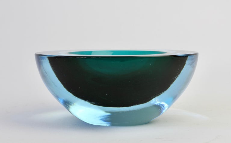 Antonio da Ros for Cenedese large and heavy vintage Mid-Century Modern Italian Murano glass bowl, serving dish or ashtray circa 1965-1975. Utilising the Sommerso technique this large, heavy piece of glass features an asymmetric design of light blue