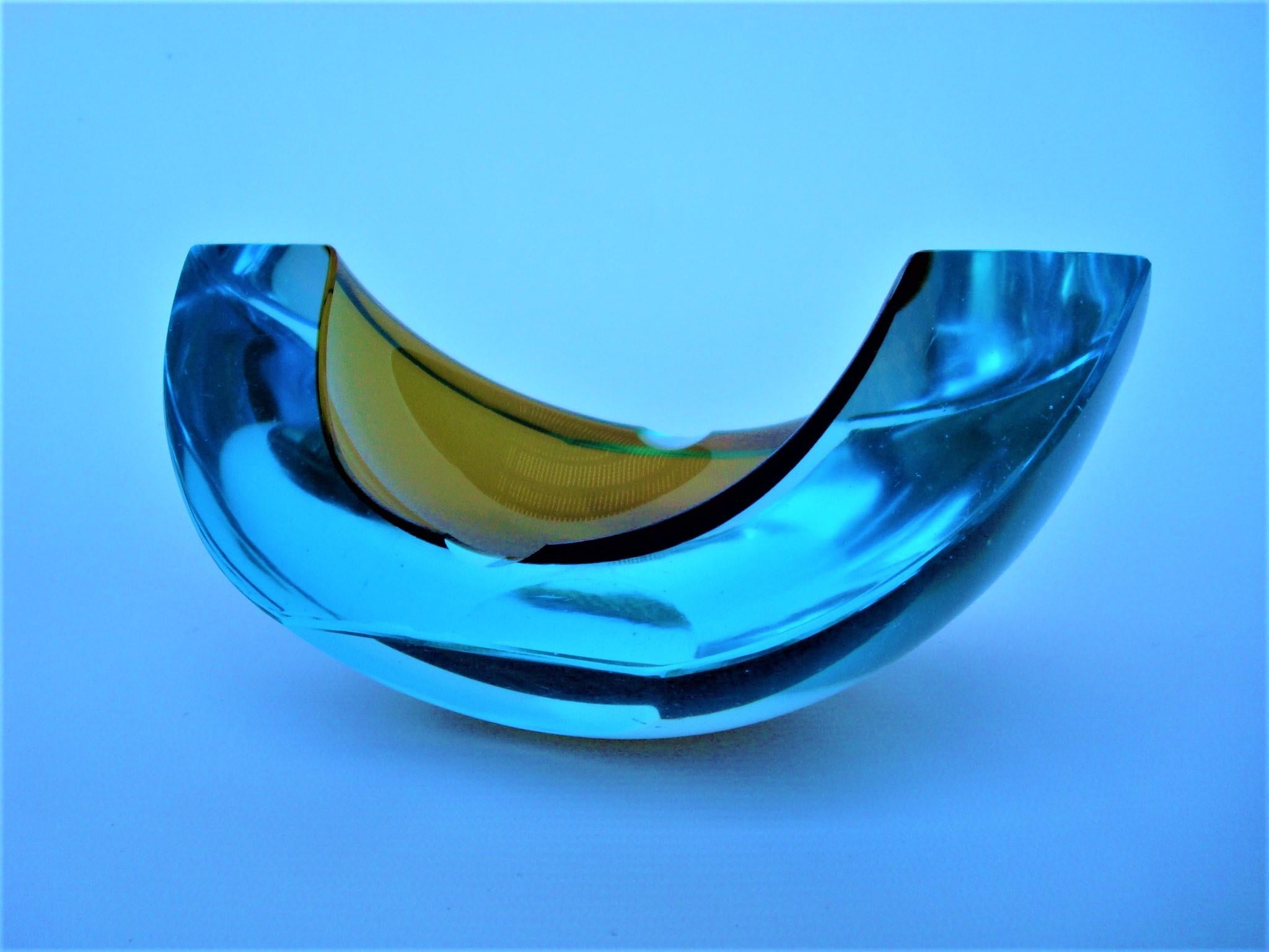 Large Cenedese Italian Sommerso Murano glass ashtray. Italy 1960´s
Utilizing the Sommerso technique this large, heavy piece of glass features an unusual design.
It looks like a seccion of a watermelon, very rare, first time i see the unusual