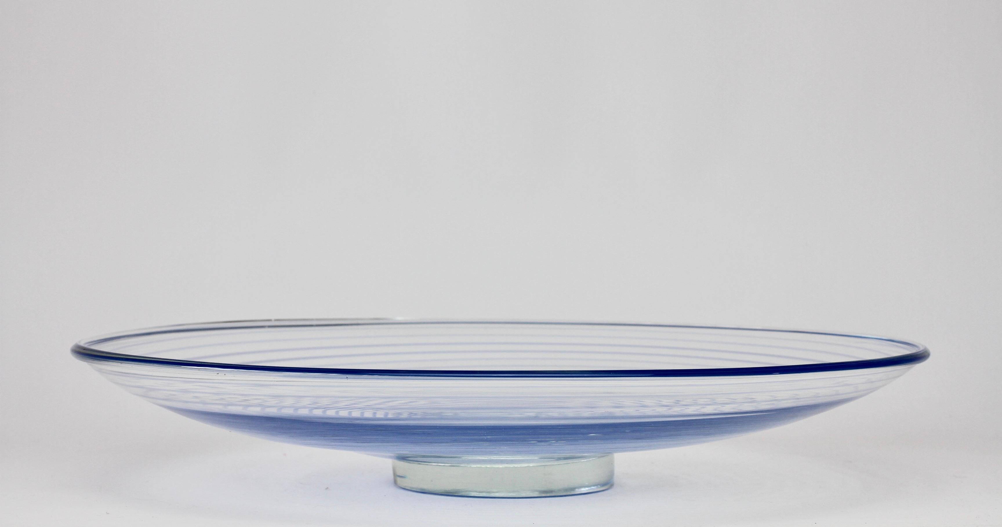 20ième siècle Grand bol ou plat de service en verre de Murano bleu en forme de spirale de style vénitien Cenedese en vente