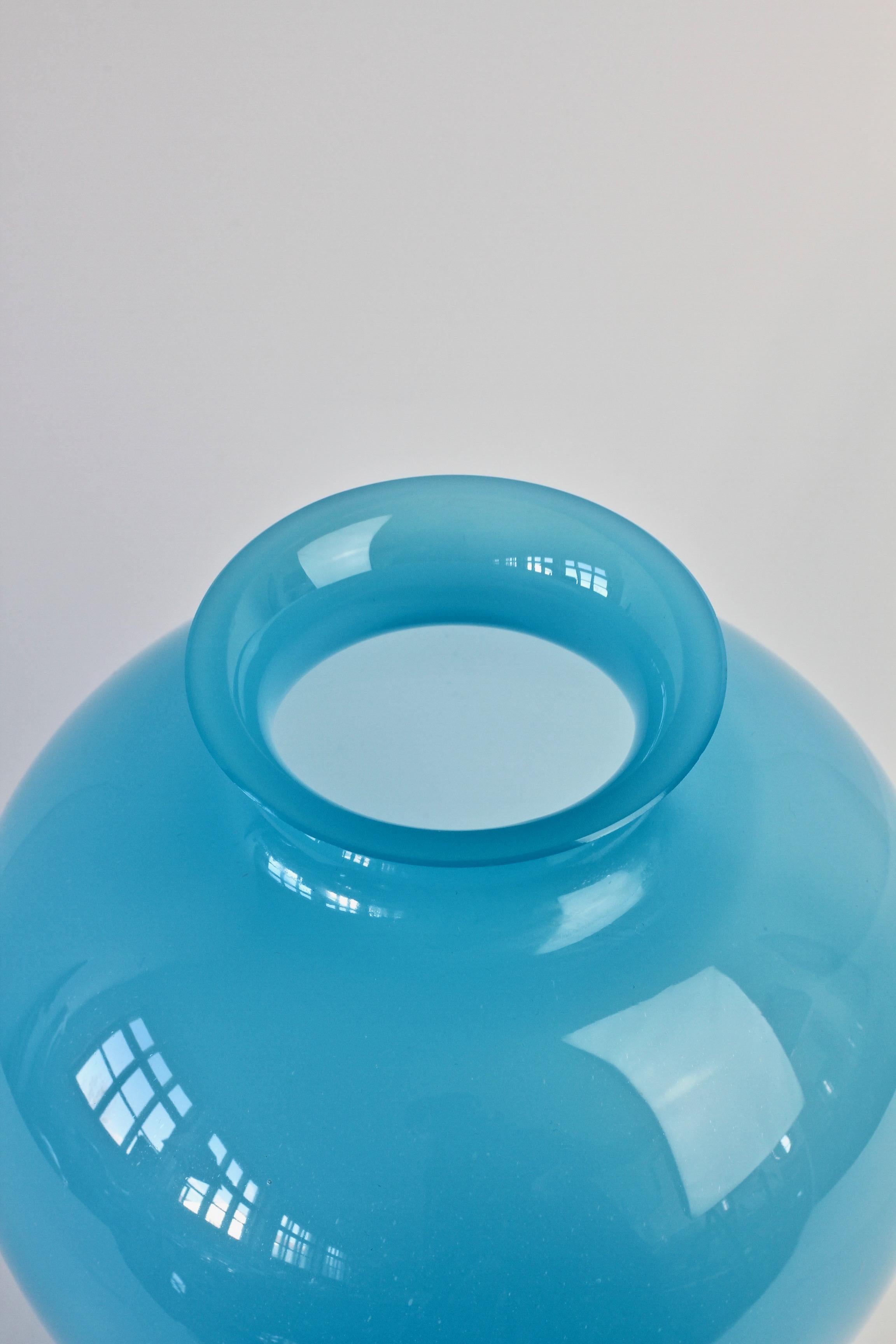 Grand vase rond italien Cenedese du milieu du siècle dernier en verre de Murano bleu opalin en vente 6